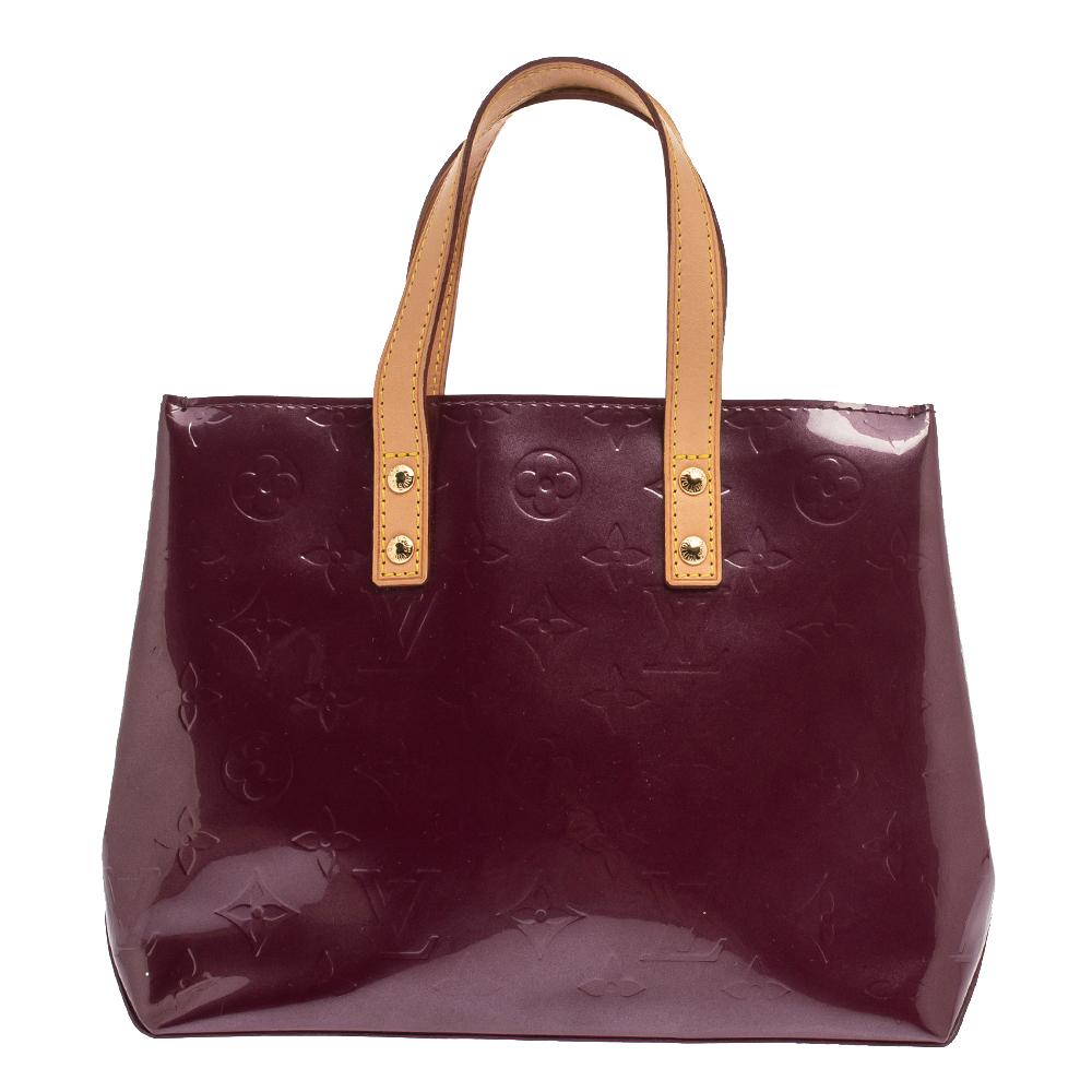 Diese Schönheit von Louis Vuitton hat es uns wirklich angetan! Diese wunderbare Reade aus Monogram Vernis-Leder hat eine schöne Form:: einen gut bemessenen Innenraum aus Stoff und zwei kontrastierende Griffe:: mit denen Sie sie transportieren