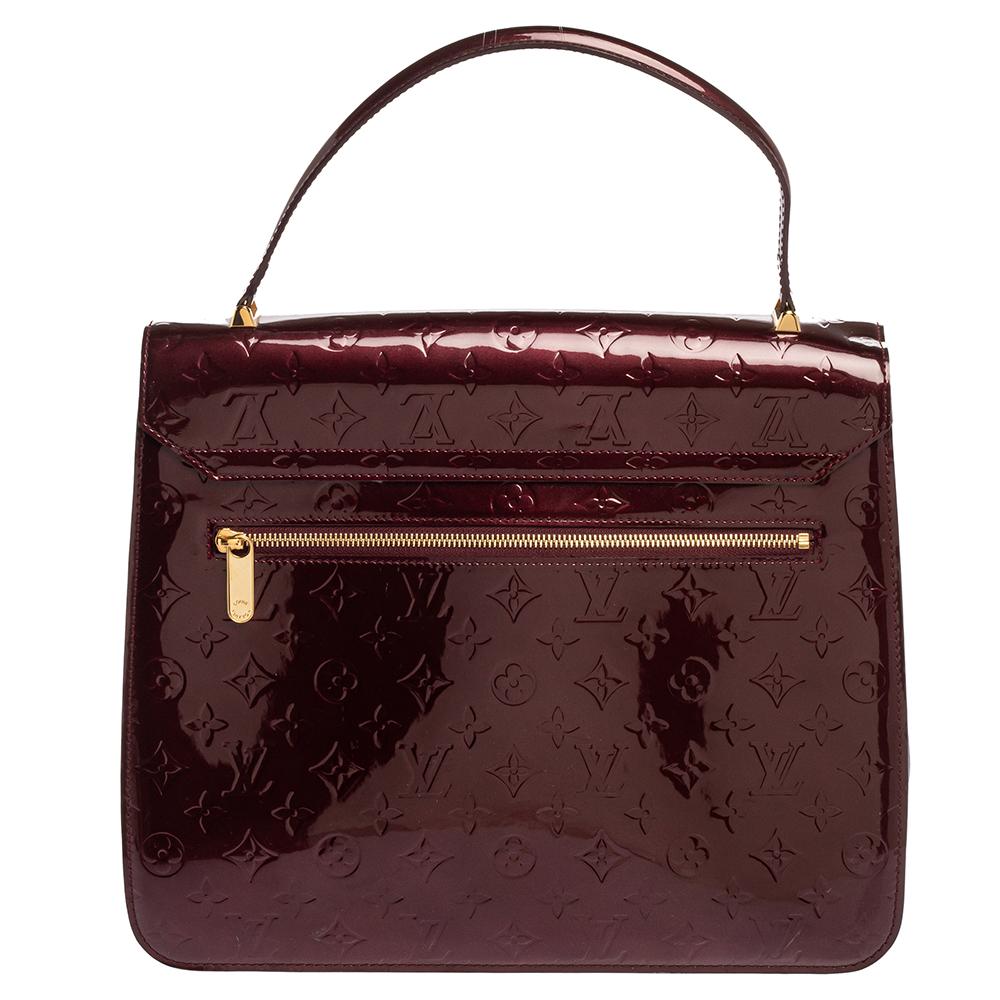 When you swing this gorgeous bag at your outings with friends or at social gatherings, it'll not only complement all your outfits but fetch you endless compliments. This Louis Vuitton creation has been beautifully crafted from patent leather and