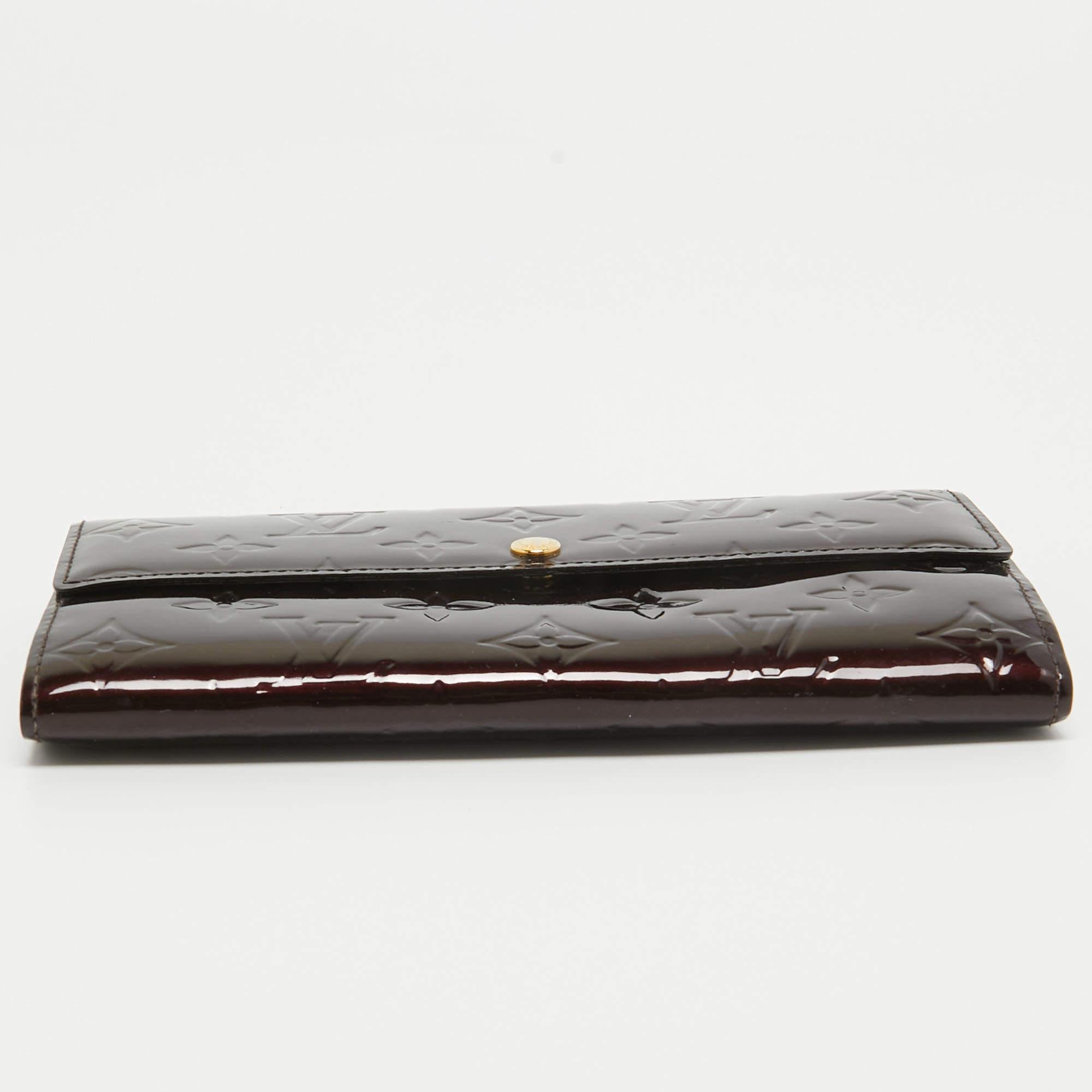 Louis Vuitton - Portefeuille Amarante avec monogramme Vernis Sarah en vente 6