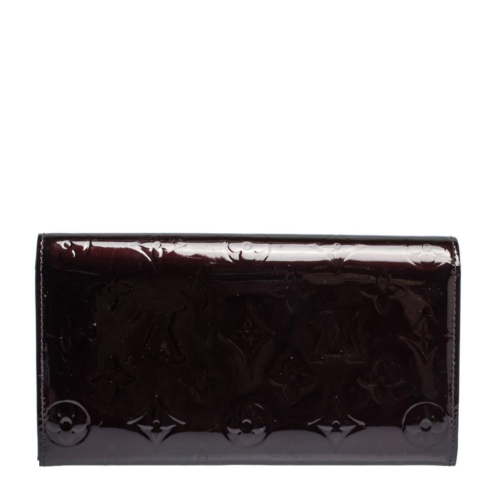 One of the most famous wallets by Louis Vuitton is Sarah. This one here comes made from monogram Vernis and the button on the flap opens to an interior with multiple card slots and a zip pocket. Perfect in size, this wallet can easily fit inside