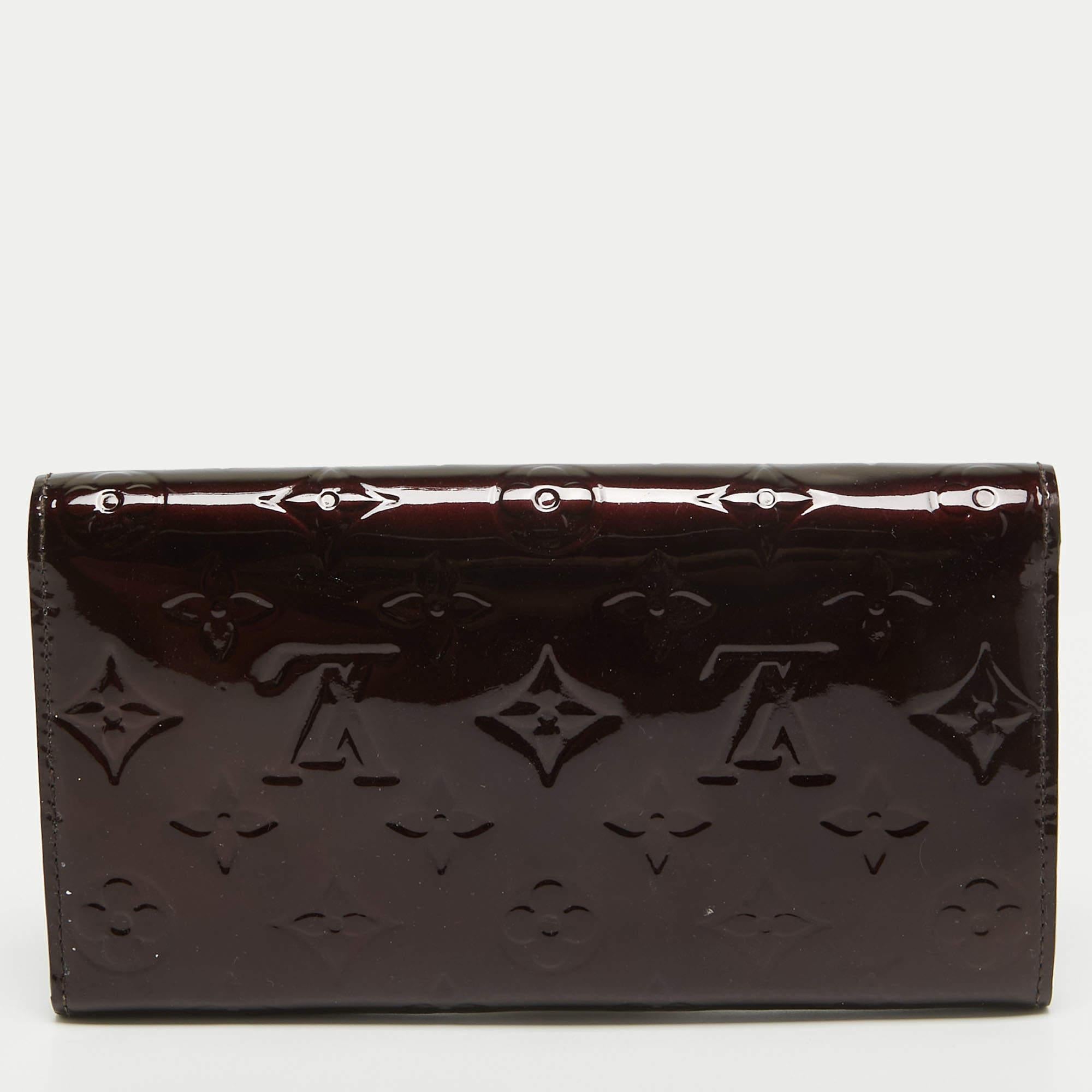 Amarante Monogrammiertes Portemonnaie von Louis Vuitton Vernis Sarah im Zustand „Gut“ im Angebot in Dubai, Al Qouz 2