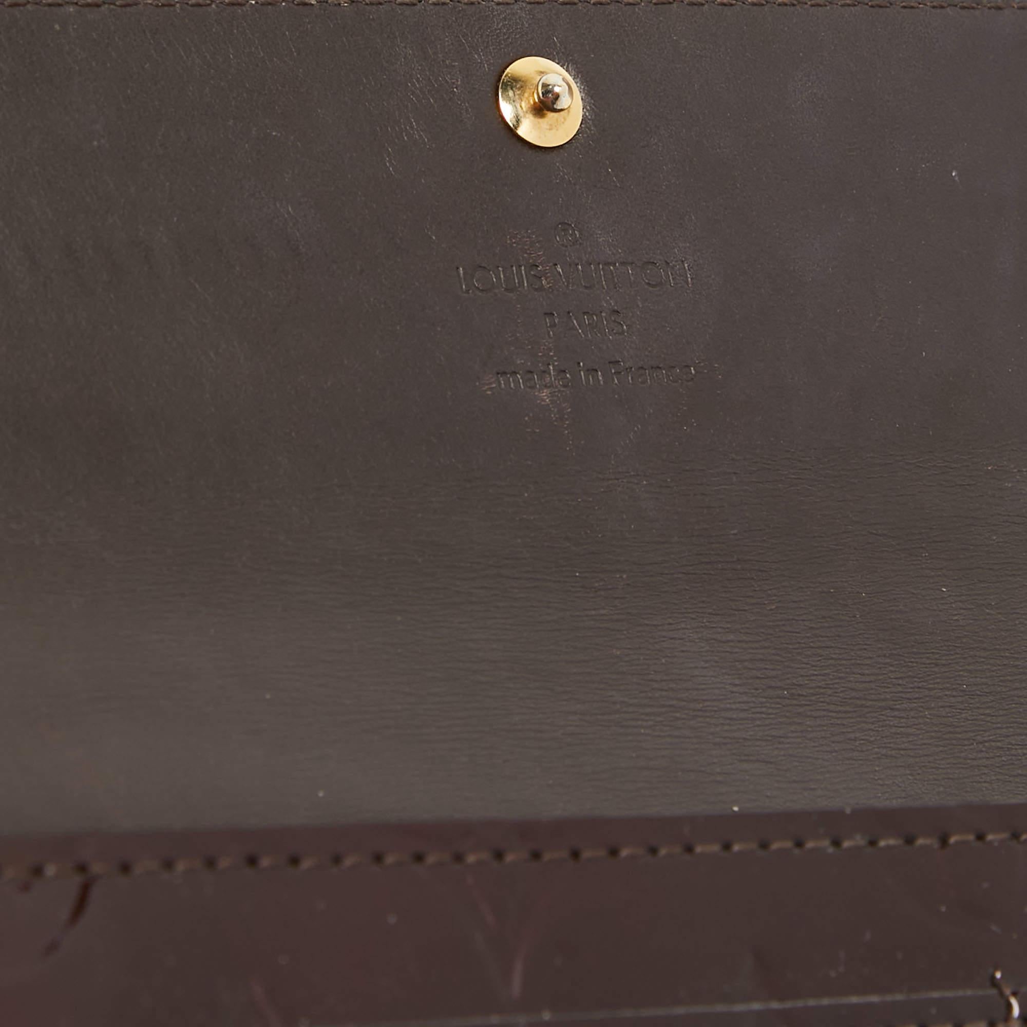 Louis Vuitton - Portefeuille Amarante avec monogramme Vernis Sarah en vente 1