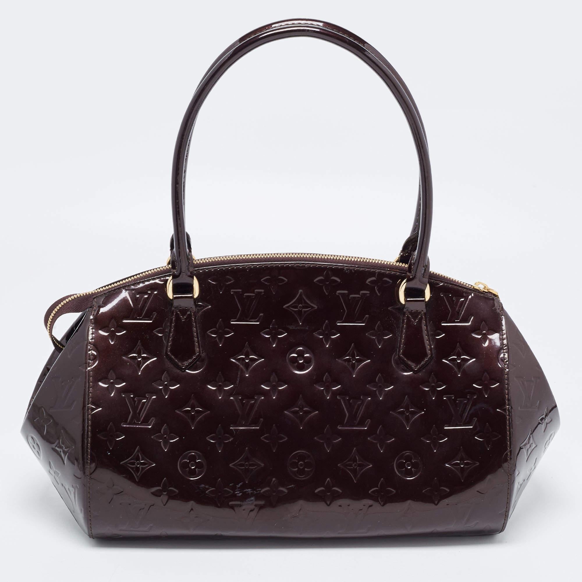 The Vernis range of handbags by Louis Vuitton is famous and sought after by women worldwide. This Sherwood bag is a creation you should be proud to own. It has been crafted from patent leather in their signature monogram and styled with a zipper