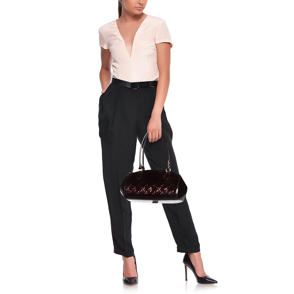 Louis Vuitton's creations are popular owing to their high style and functionality. This bag, like all the other handbags, is durable and stylish. Exuding a fine finish, the bag is designed to give a luxurious experience. The interior has enough