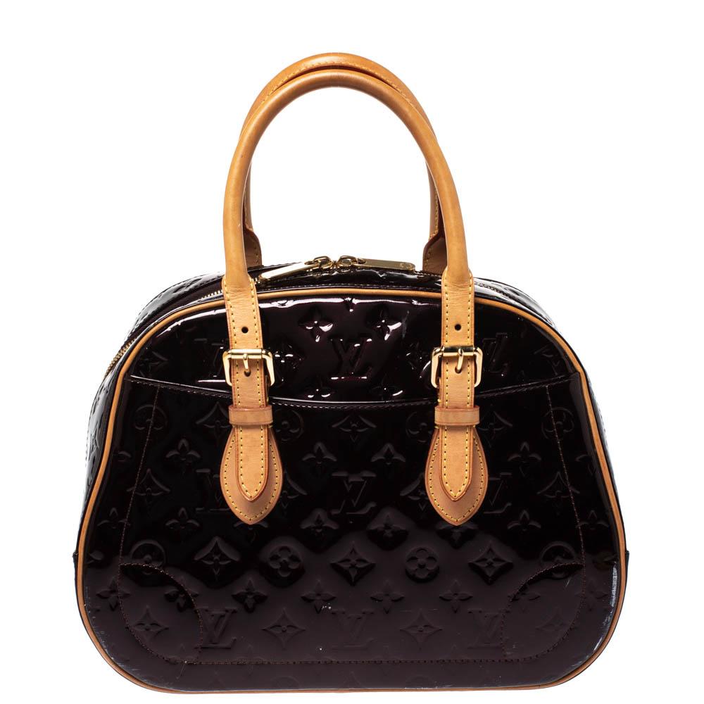 Well-made and essaying luxury, this Louis Vuitton bag will take you through your day with ease. Crafted from the brand's Amarante Monogram Vernis leather, it features dual tan handles and exterior slip pockets. The bag is secured by a wide two-way