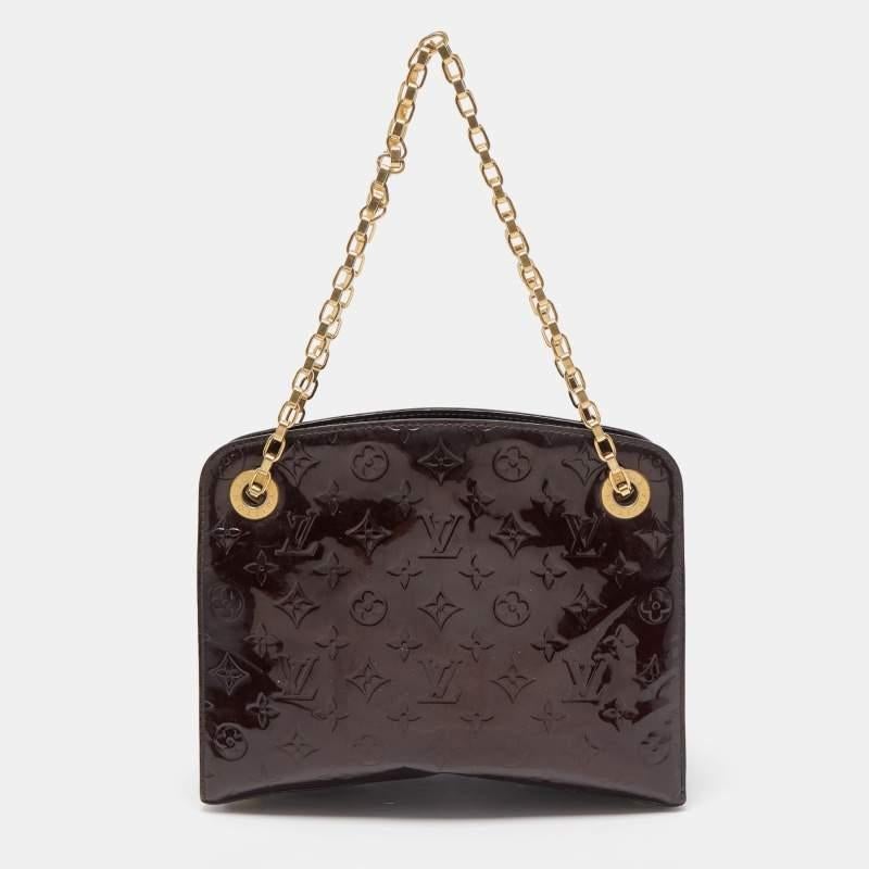 Crafted in Monogram Vernis leather, this one is a classic piece to add to your collection. A perfect pick of the season is this super classy Virginia MM bag from the house of Louis Vuitton. Adorned with contrasting gold-tone chain straps supported