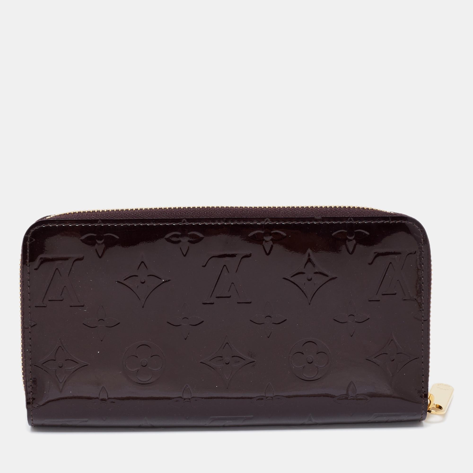 This Louis Vuitton Zippy wallet is designed for everyday use. Crafted from Monogram Vernis, the wallet has a wide zip closure that opens to reveal multiple slots, compartments, and a zip pocket for you to neatly arrange your daily necessities.

