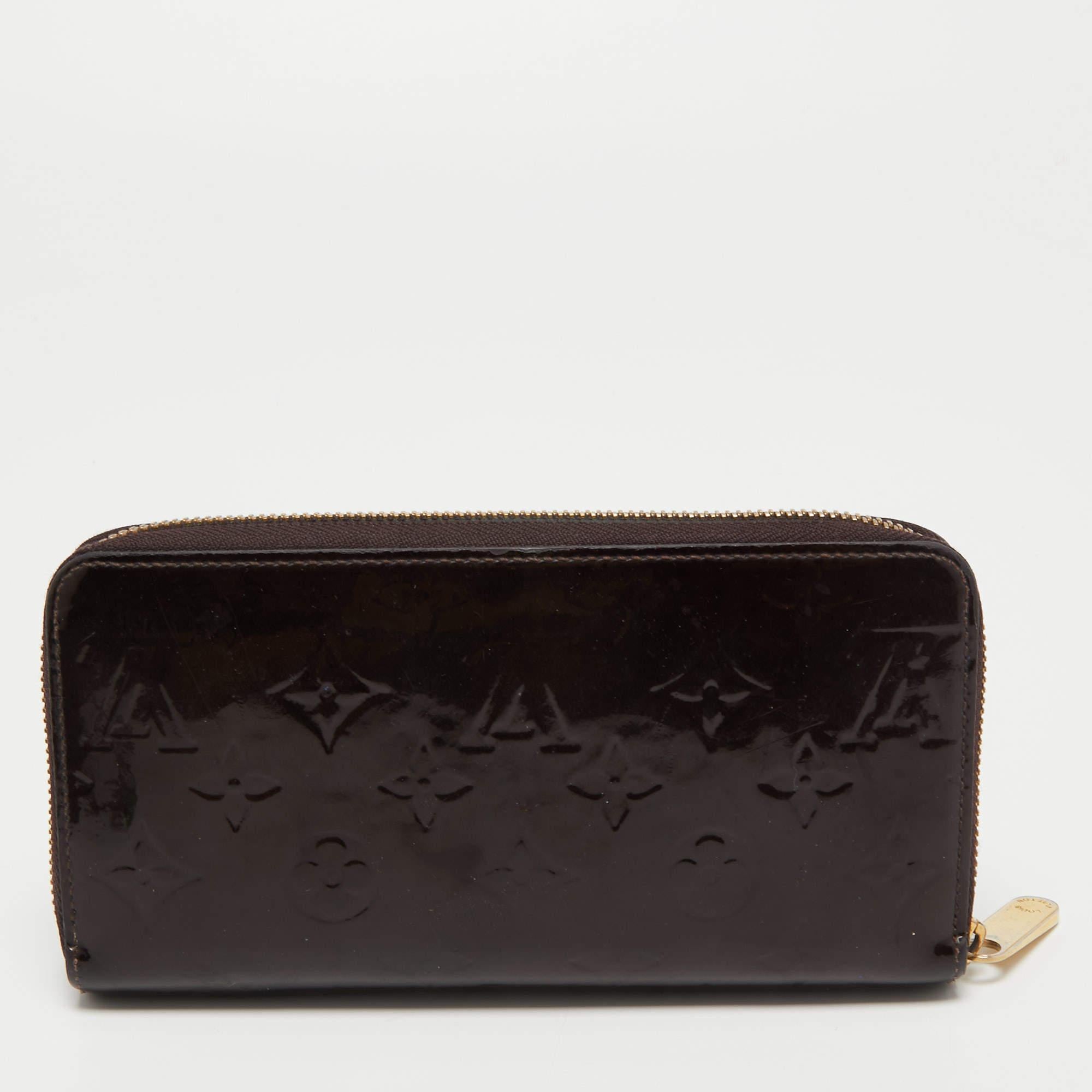 With a rich heritage and meticulous workmanship, each creation of Louis Vuitton is sure to impress you with its notable features. This Zippy wallet is conveniently designed for everyday use. Crafted from Amarante Monogram, it is paired with a