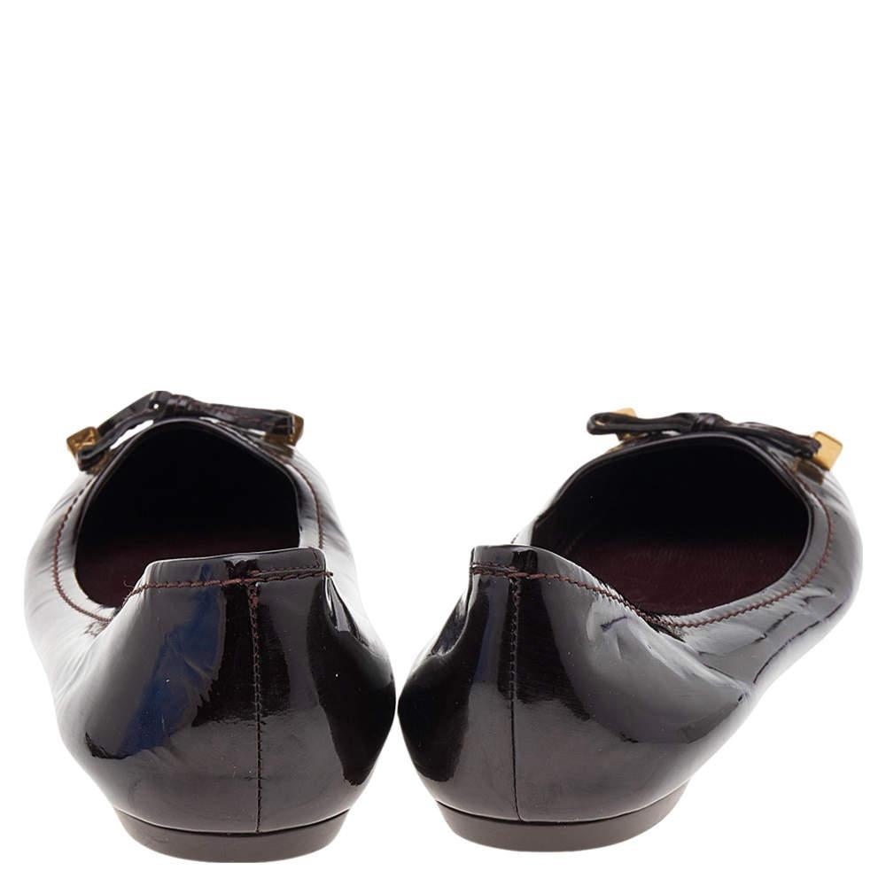 These ballet flats from Louis Vuitton are simple and sophisticated. They are crafted from patent leather, styled with gold-tone hardware detailed bows on the uppers, and endowed with comfortable insoles. Pair them with your skirts and dresses.

