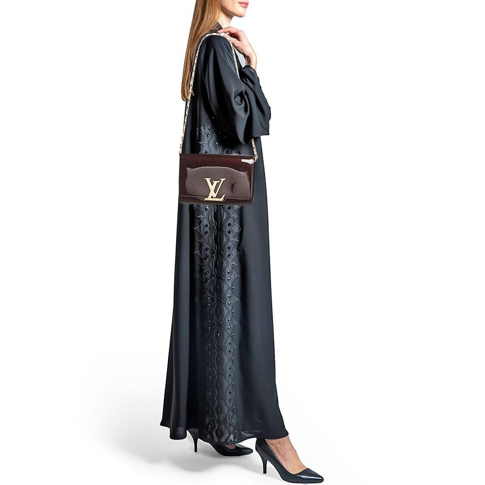 Louis Vuitton Amarante Vernis Louise GM Tasche mit Kette im Zustand „Gut“ im Angebot in Dubai, Al Qouz 2