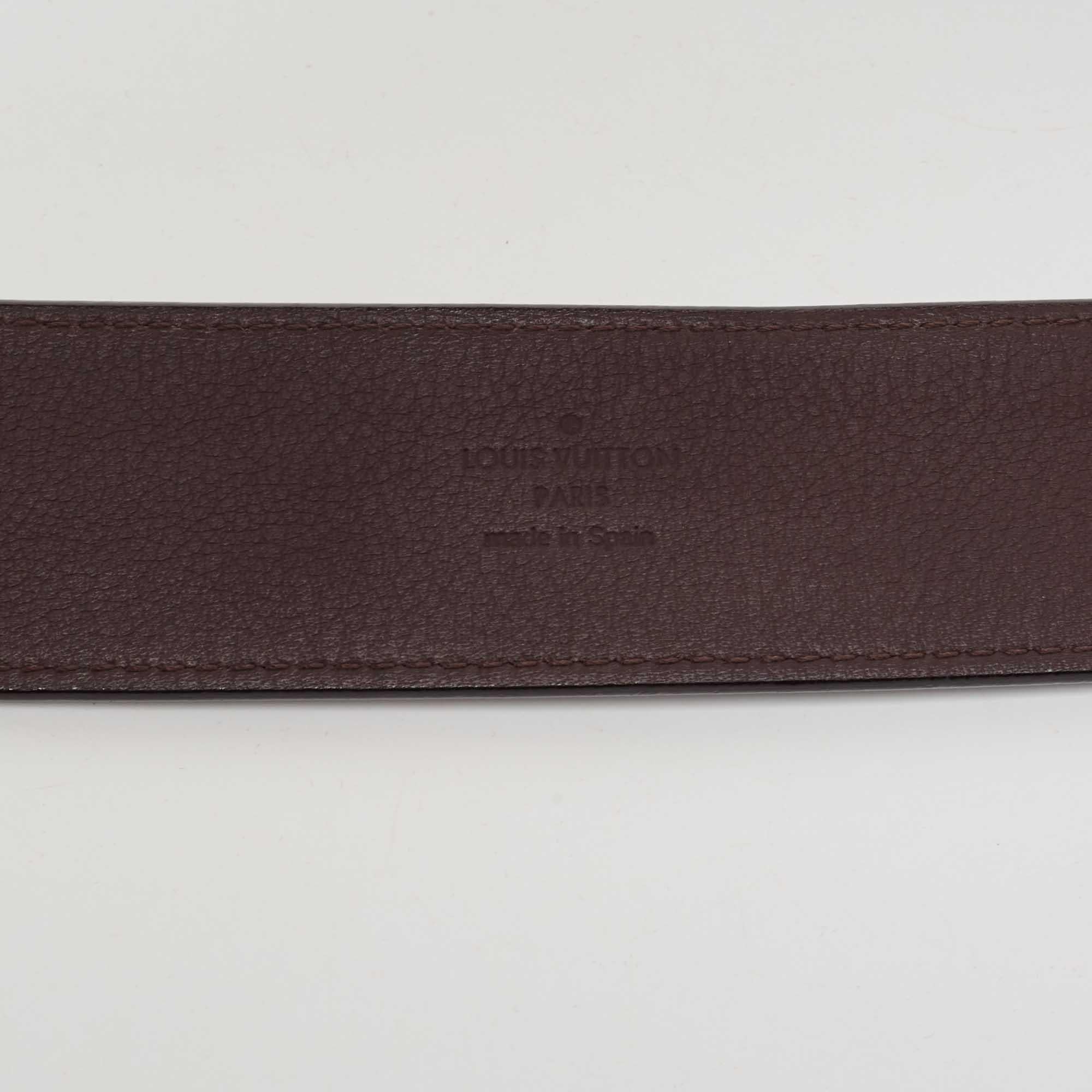 This waist belt from Louis Vuitton is simple in design but nevertheless quite appealing. Crafted using Amarante Vernis leather, this waist belt showcases a gold-toned LV Initiales accent on the front. It features a length of 90cm. This belt is