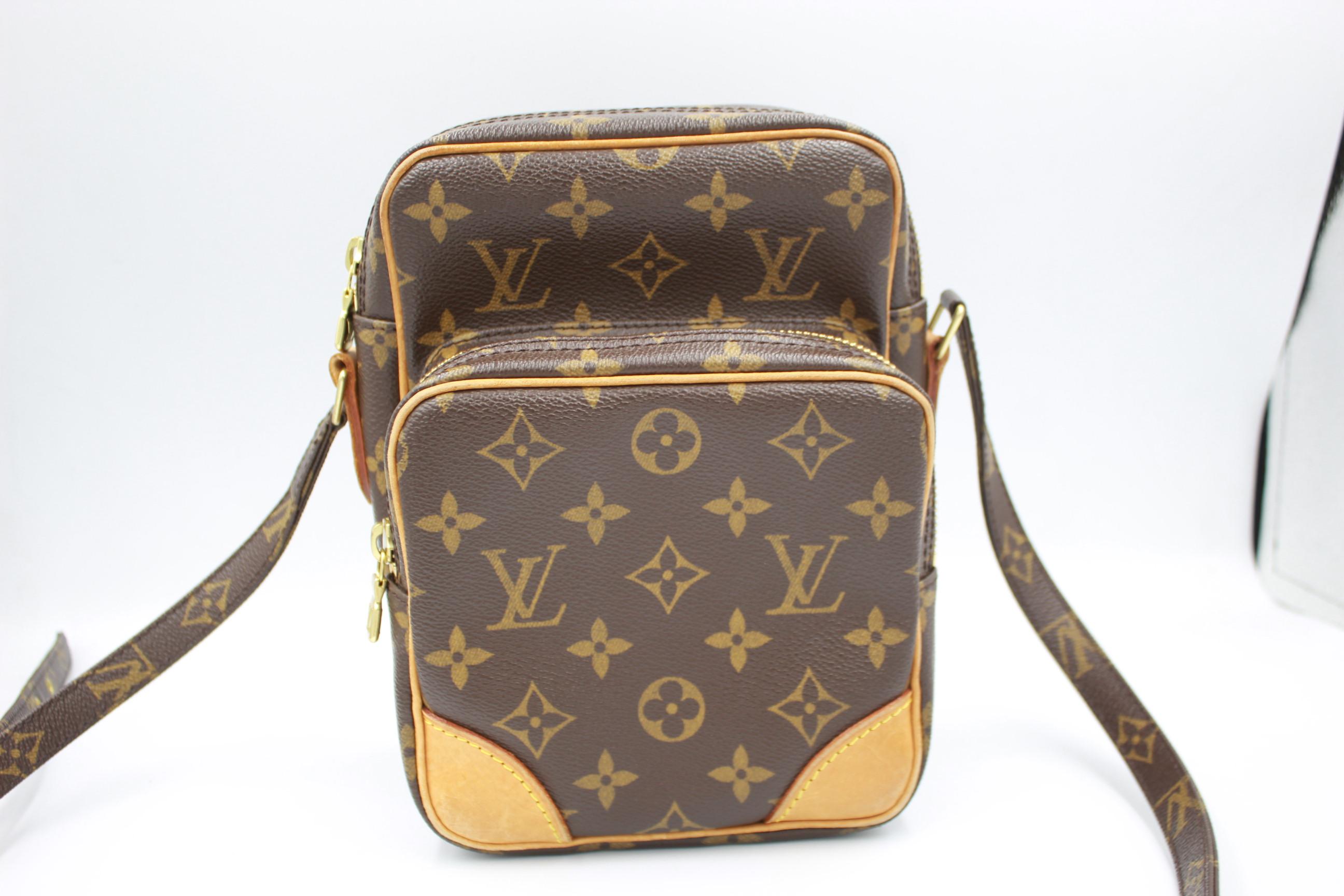 Louis Vuitton Amazone.
Good conditions.
Can be wear crossbody.
15cm x 22cm x 9cm 

