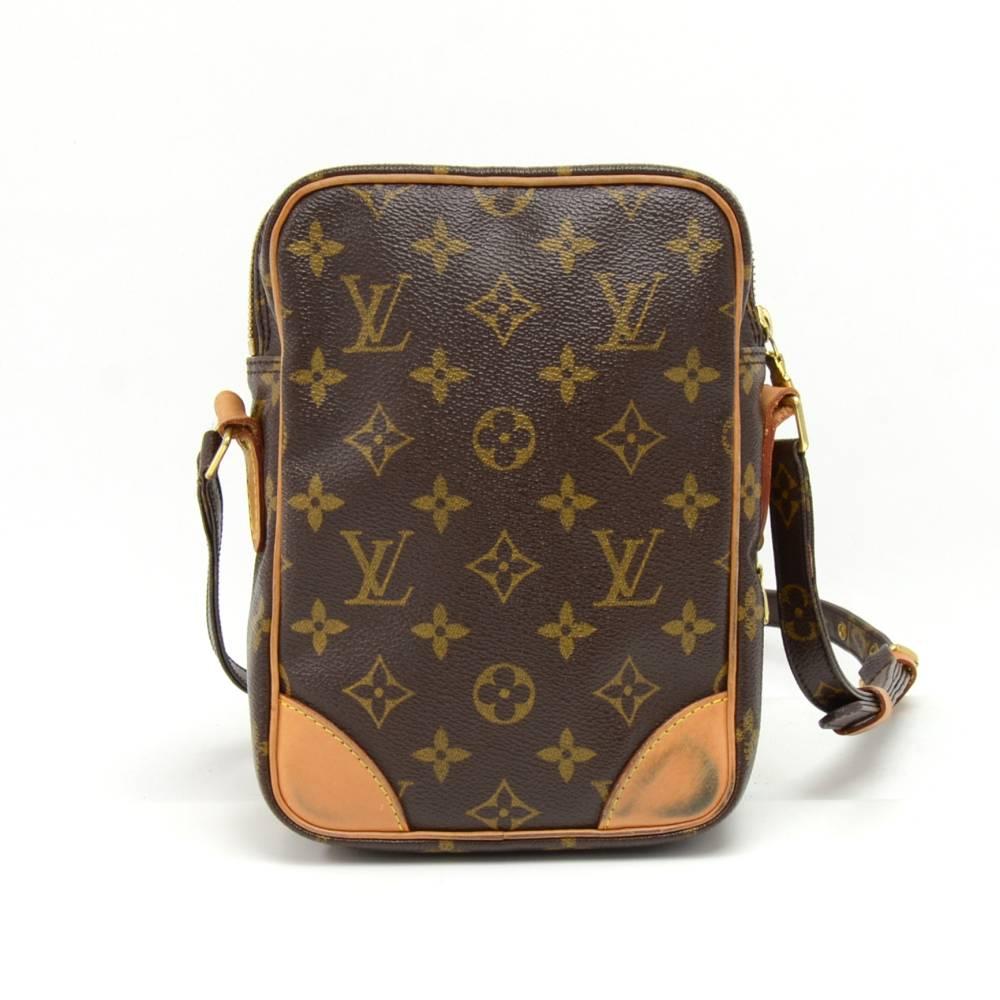 Louis Vuitton Amazone shoulder bag in monogram Canvas. It has one convenient zipper pocket on the front. The main access is secured with a zipper. Inside is in brown lining with one slip pocket. Can be carried on the shoulder or across the body with