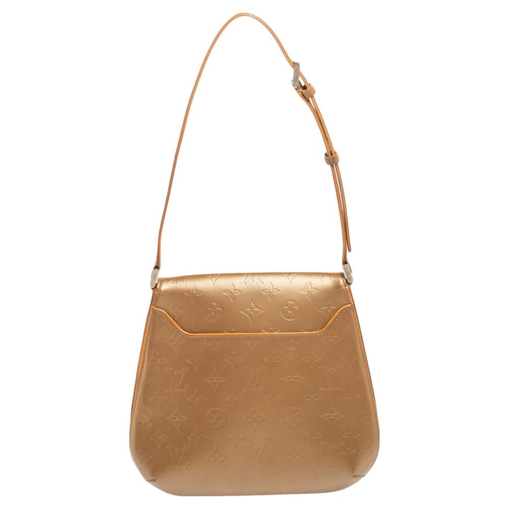 Louis Vuitton's handbags are popular owing to their high style and functionality. This Mat Webster Street bag from the House of Louis Vuitton brings unending style and luxury! It is made from Ambre Monogram leather on the exterior and flaunts