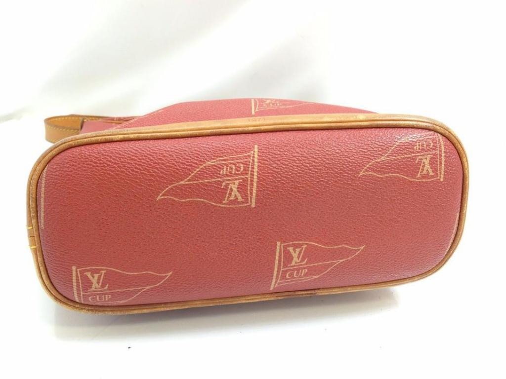 Louis Vuitton America's Cup Toquet Hobo 101413 Red Canvas Shoulder Bag In Good Condition For Sale In Forest Hills, NY