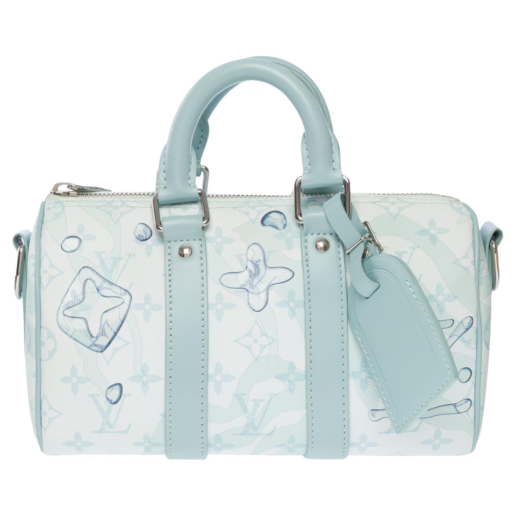 The Keepall Bandoulière 25 is fashioned from Monogram Aquagarden canvas, in which the LVs and Monogram Flowers appear to be covered by drops of water. The three-dimensional waterdrop effect is achieved with an innovative inkjet technique. This small