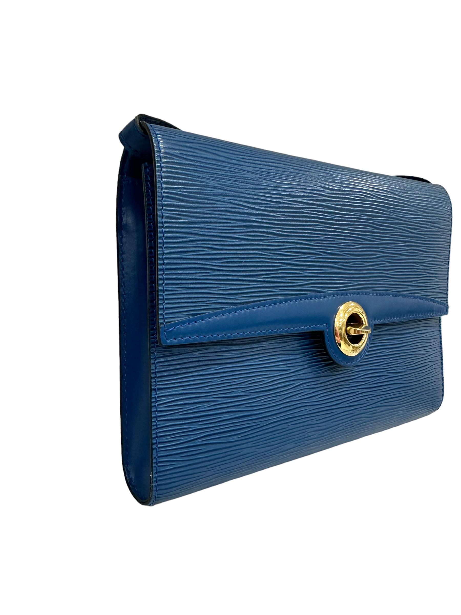 Louis Vuitton bag, Arche model, size PM, made in blue epi leather with gold hardware. Equipped with a flap with twist lock, internally lined in smooth blue leather, roomy for the essentials. Equipped with a thin leather shoulder strap for a very