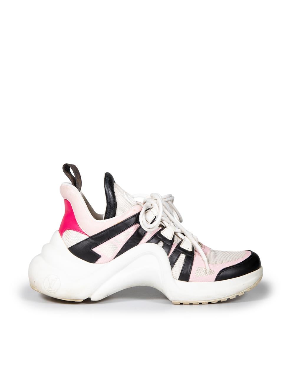 L'ÉTAT est bon. Une usure mineure des baskets est évidente. Décoloration sur le bord des deux semelles, les deux côtés des deux chaussures, les deux lacets. La maille blanche des deux chaussures est devenue blanc cassé en raison de l'usure du temps.
