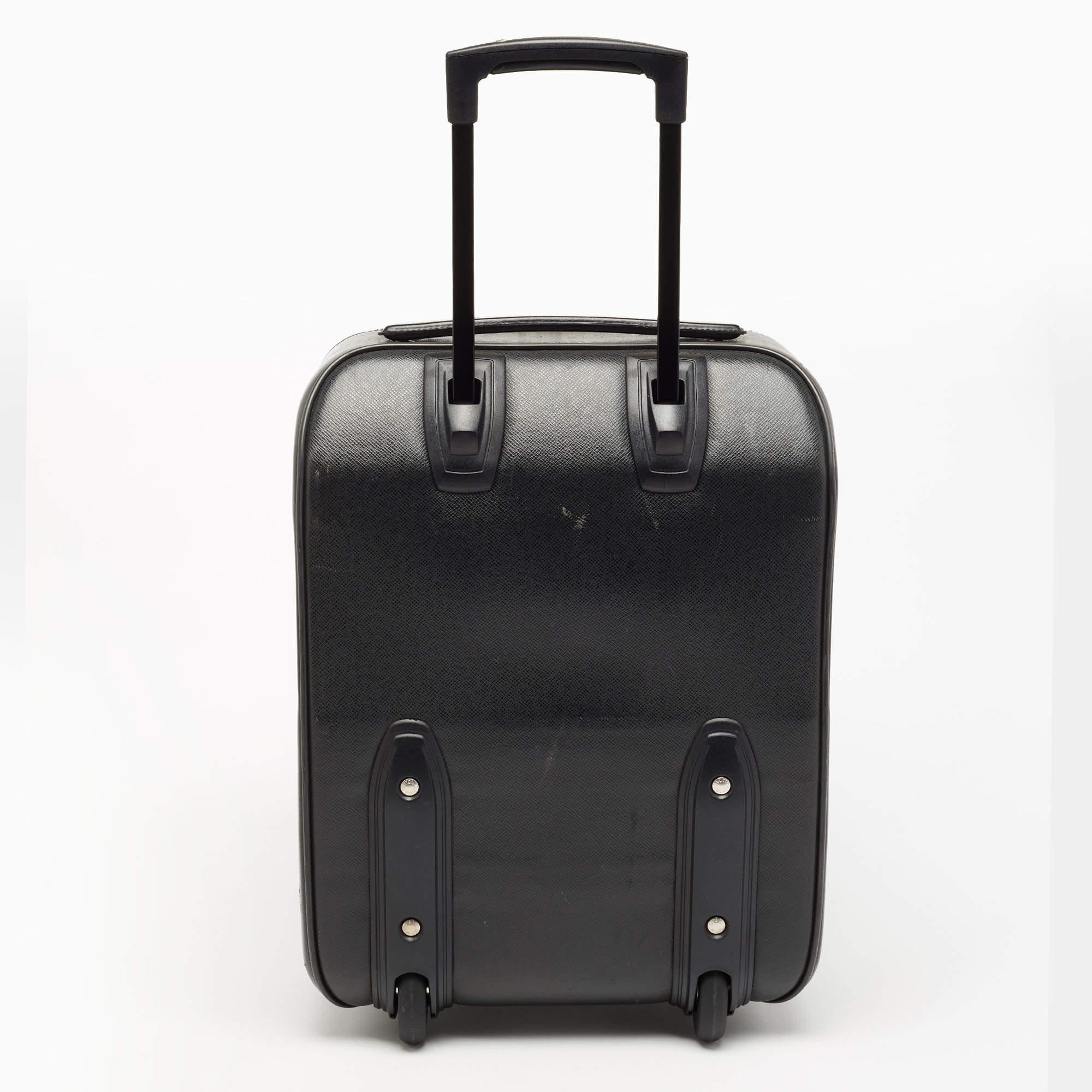 This Pegase 45 Business luggage from Louis Vuitton is super sturdy, practical, and stylish for long vacations. Crafted from Ardoise Taiga leather, this luggage bag displays silver-tone fittings, a trolley handle, and a neat nylon-lined interior. For