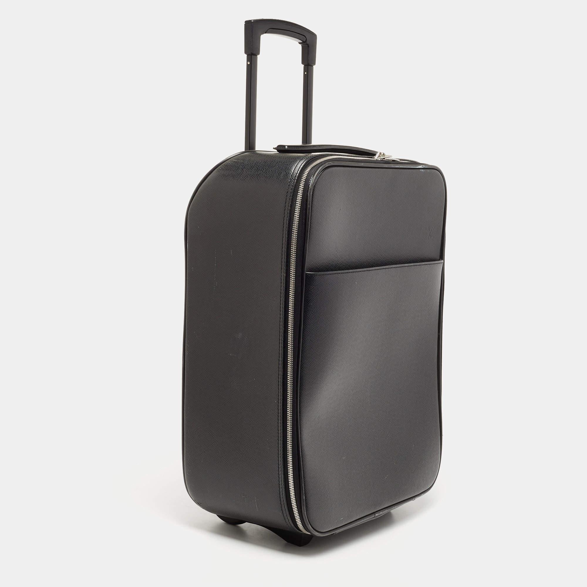Louis Vuitton Ardoise Taiga Leather Pegase 45 Business Luggage In Fair Condition For Sale In Dubai, Al Qouz 2