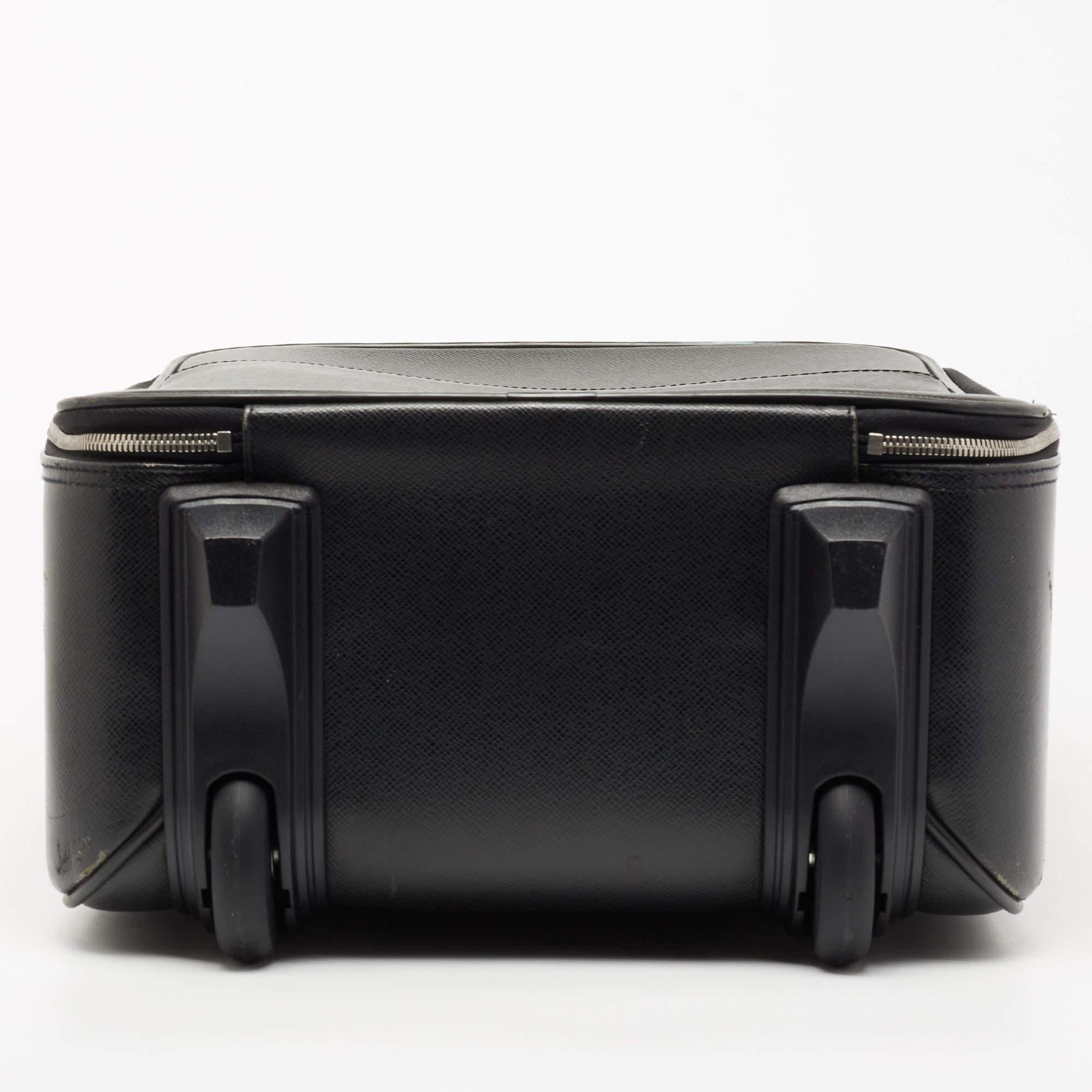 Ardoise Taiga Pegase 45 Business-Gepäckstücke aus Leder von Louis Vuitton Damen im Angebot