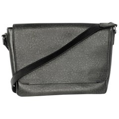Louis Vuitton Ardoise Taiga Leder Roman MM Messenger Bag aus Leder