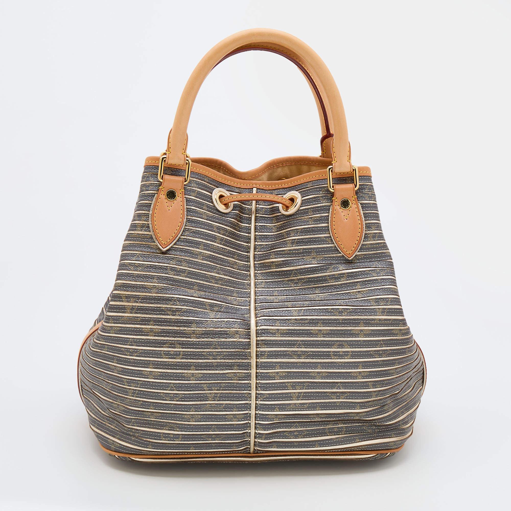 Louis Vuitton's handbags are popular owing to their high style and functionality. This bag, like all their designs, is durable and stylish. Exuding fine finish, the bag is designed to give a luxurious experience. The interior has enough space to