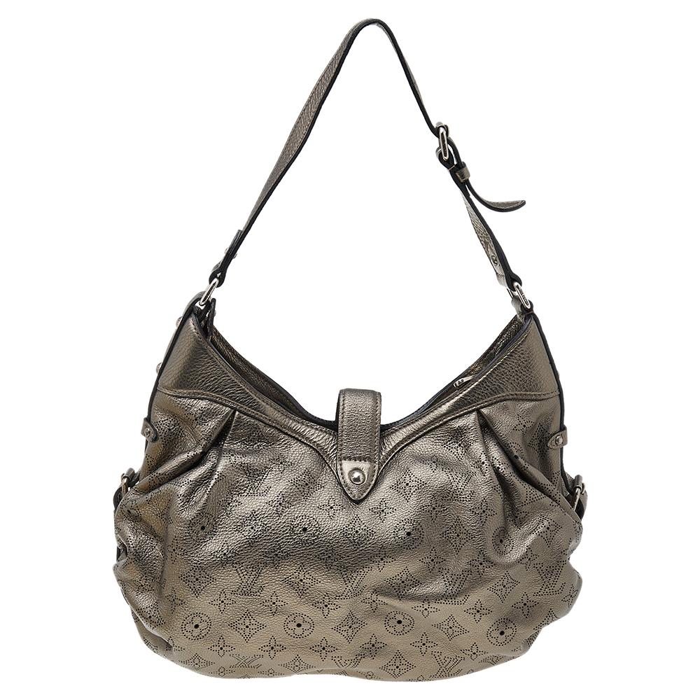 This bag from the house of Louis Vuitton is a delight to own. Featuring a relaxed silhouette, the bag comes with dual top handles, silver-tone hardware, and protective metal feet. The simple push closure opens to an Alcantara-lined interior that