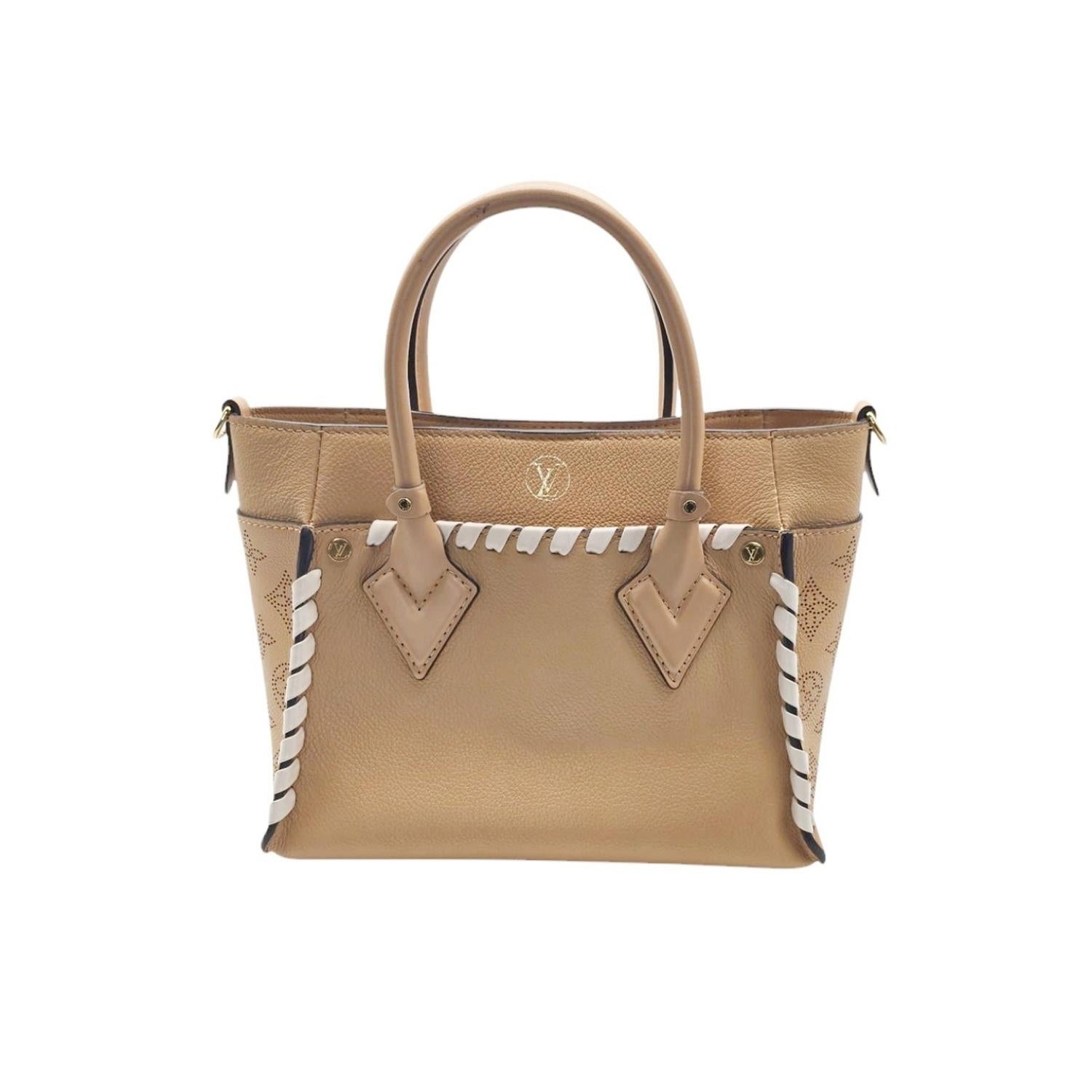 Diese Louis Vuitton Mahina On My Side PM ist aus einem eleganten genarbten Kalbsleder in Arizona Brown gefertigt. Diese Tasche mit oberem Griff besteht aus strukturiertem Kalbsleder mit perforierten Seiten aus Monogram-Leder, Peitschenstich-Details