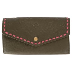 LOUIS VUITTON Portefeuille SARAH STITCH en cuir monogramme vert militaire