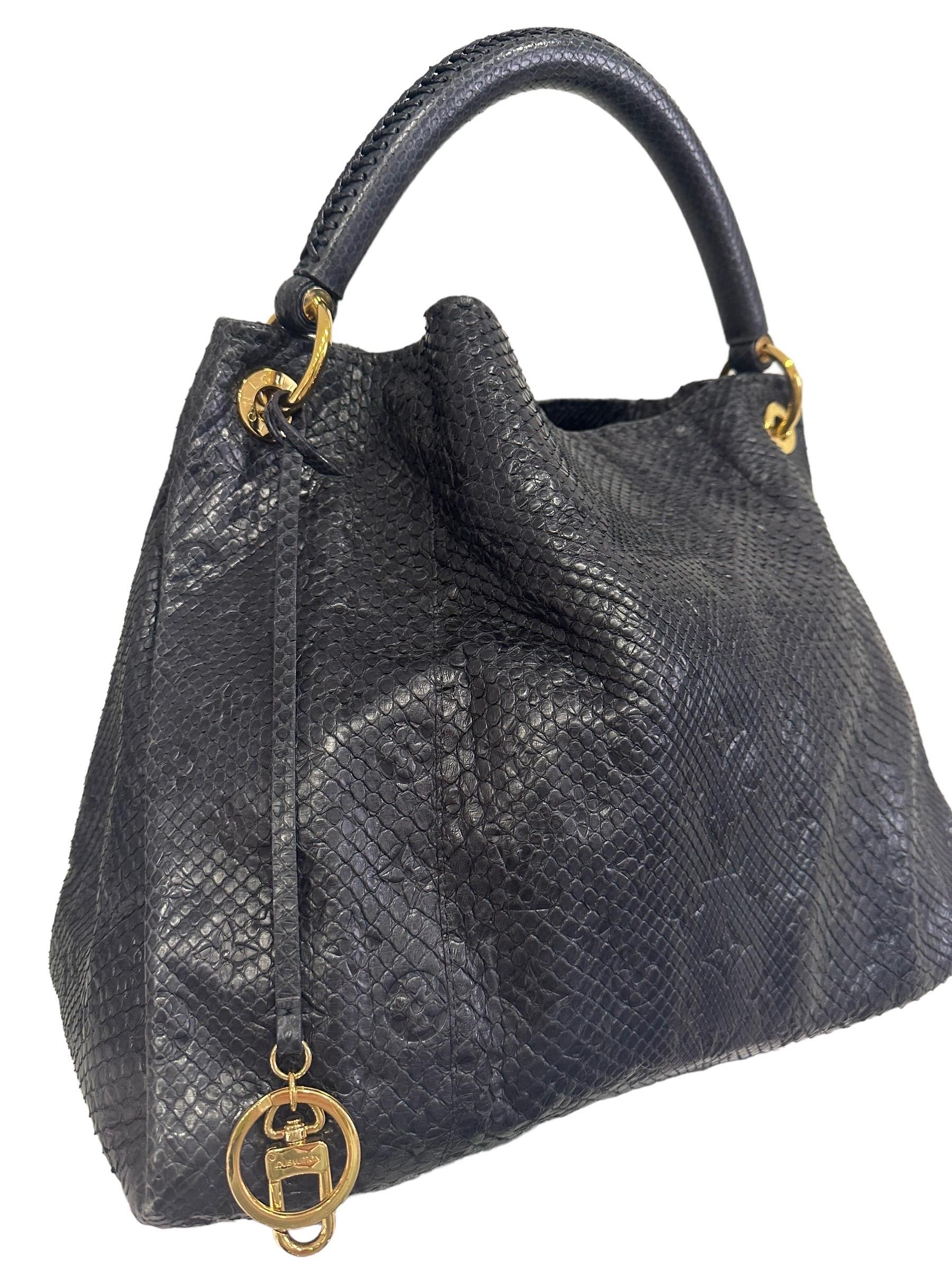 Louis Vuitton bag, Artsy model, size GM, limited edition, made of blue leather with gold hardware. It is not equipped with any closure, internally lined in smooth blue leather, very roomy. Equipped with a single handle in woven rigid leather and
