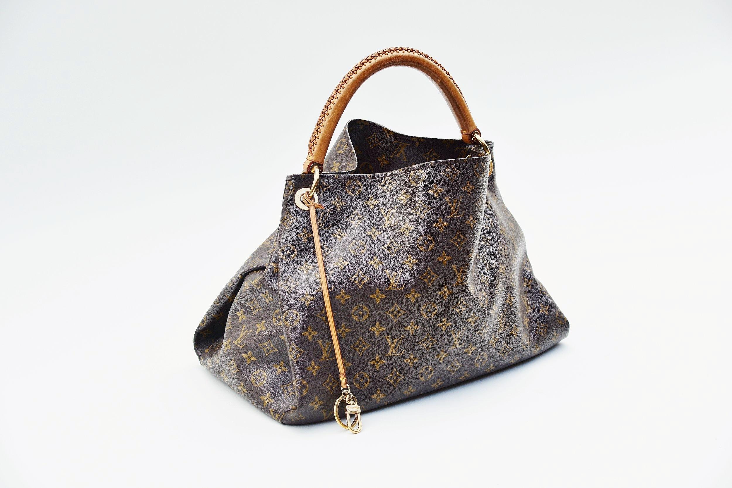 From the collection of Savineti we offer this Louis Vuitton Artsy:
-	Brand: Louis Vuitton
-	Model: Artsy
-	Year: 2011
-	Serial Number: GI4191
-	Condition: Good 
-	Materials: canvas, leather, gold-tone hardware 
-       Length of the handle: