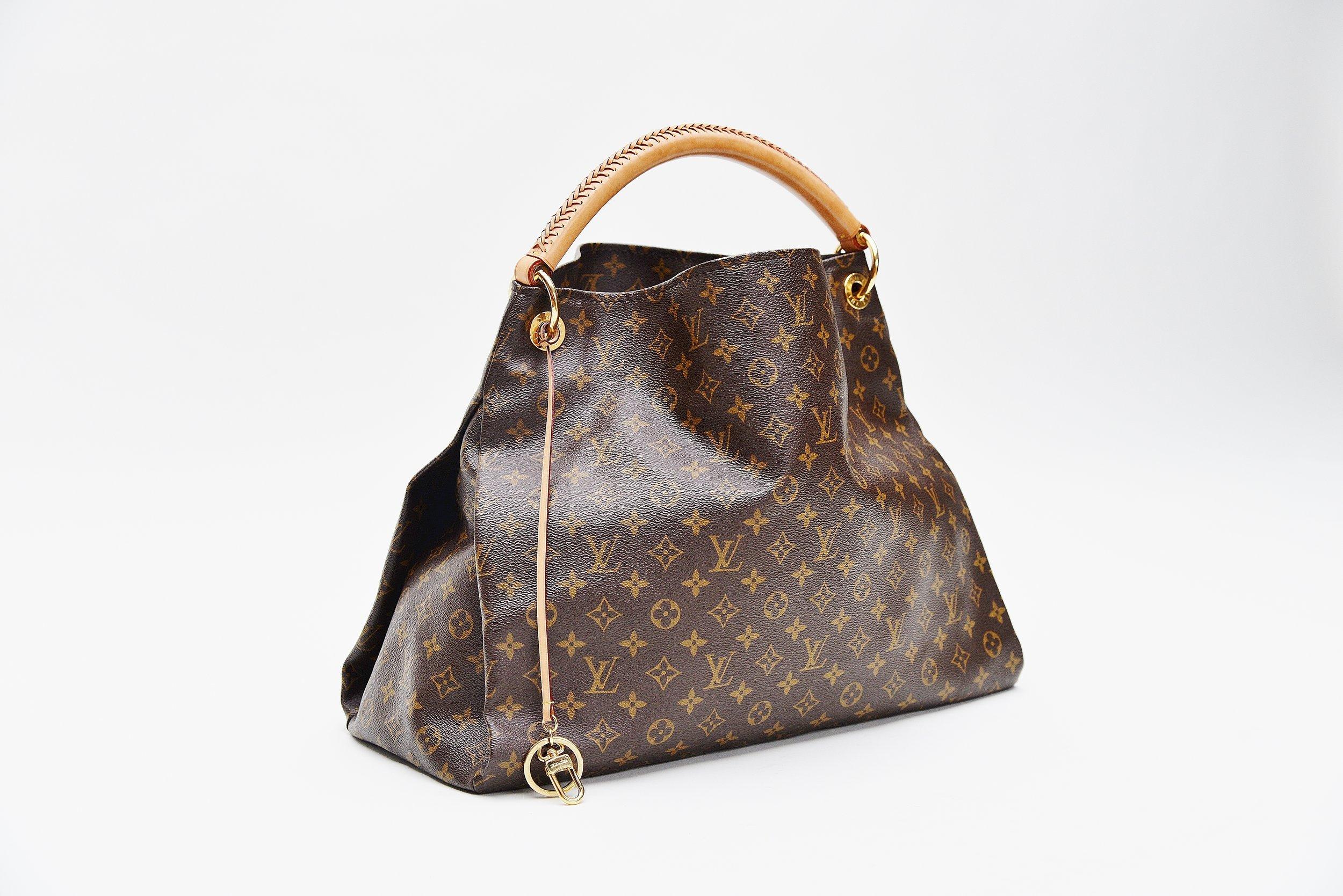 Aus der Sammlung von Savineti bieten wir diese Louis Vuitton Artsy: 
-	Marke: Louis Vuitton 
-	Modell: Artsy 
-	Jahr: 2010
-	Code: CR1100
-	Zustand: Gut
-	Materialien: Segeltuch:: Leder:: goldfarbene Hardware
-       Länge des Griffs: 10cm
-      