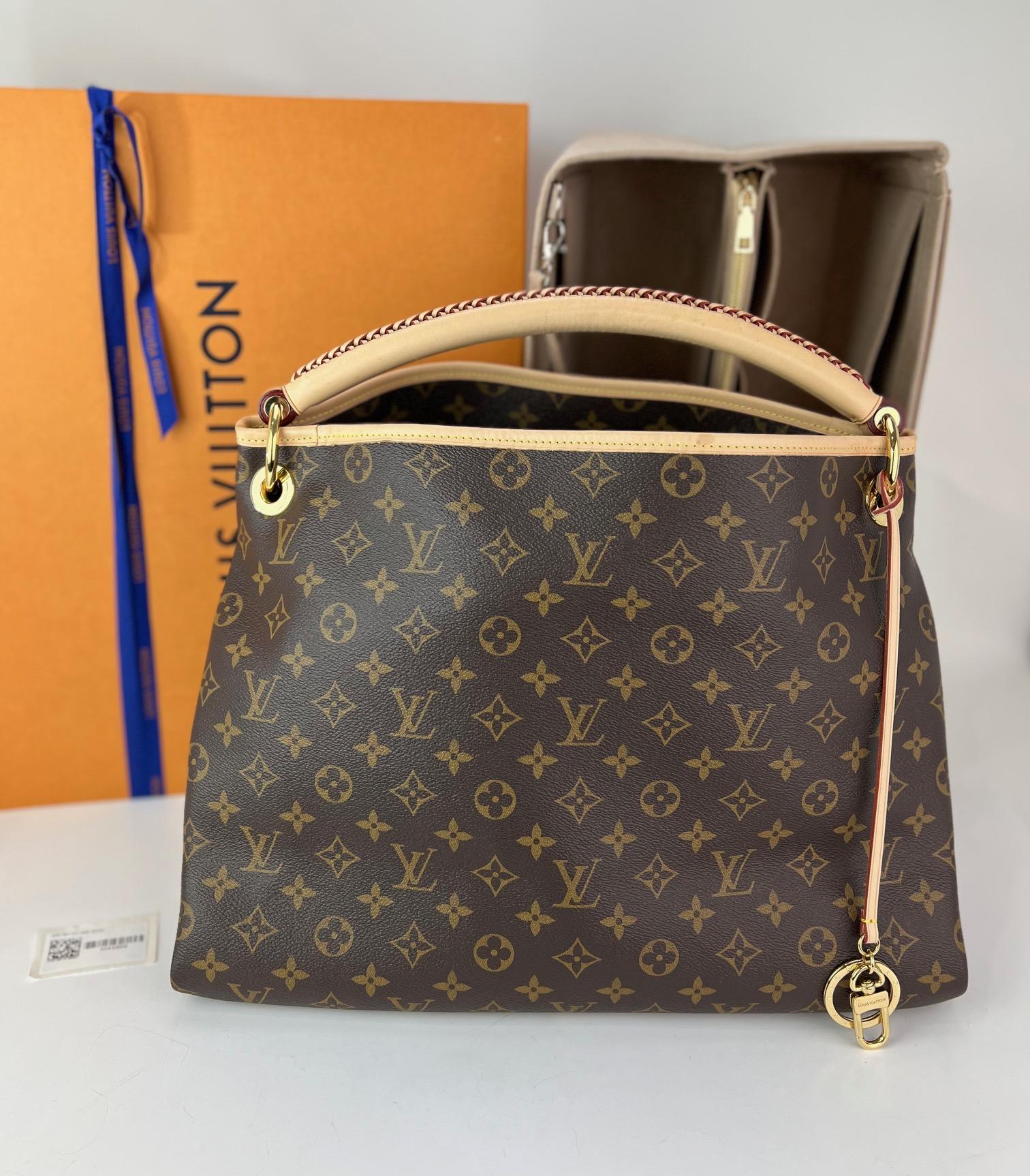 Pre-Owned 100% Authentic
Louis Vuitton Artsy MM Monogram W/added
Insert to help keep Structured & Organized
RATING: A..excellent, near mint, only
slight signs of wear
HANDLE: leather, few tiny very light
DROP: 3''
MATERIAL: monogram canvas
COLOR: