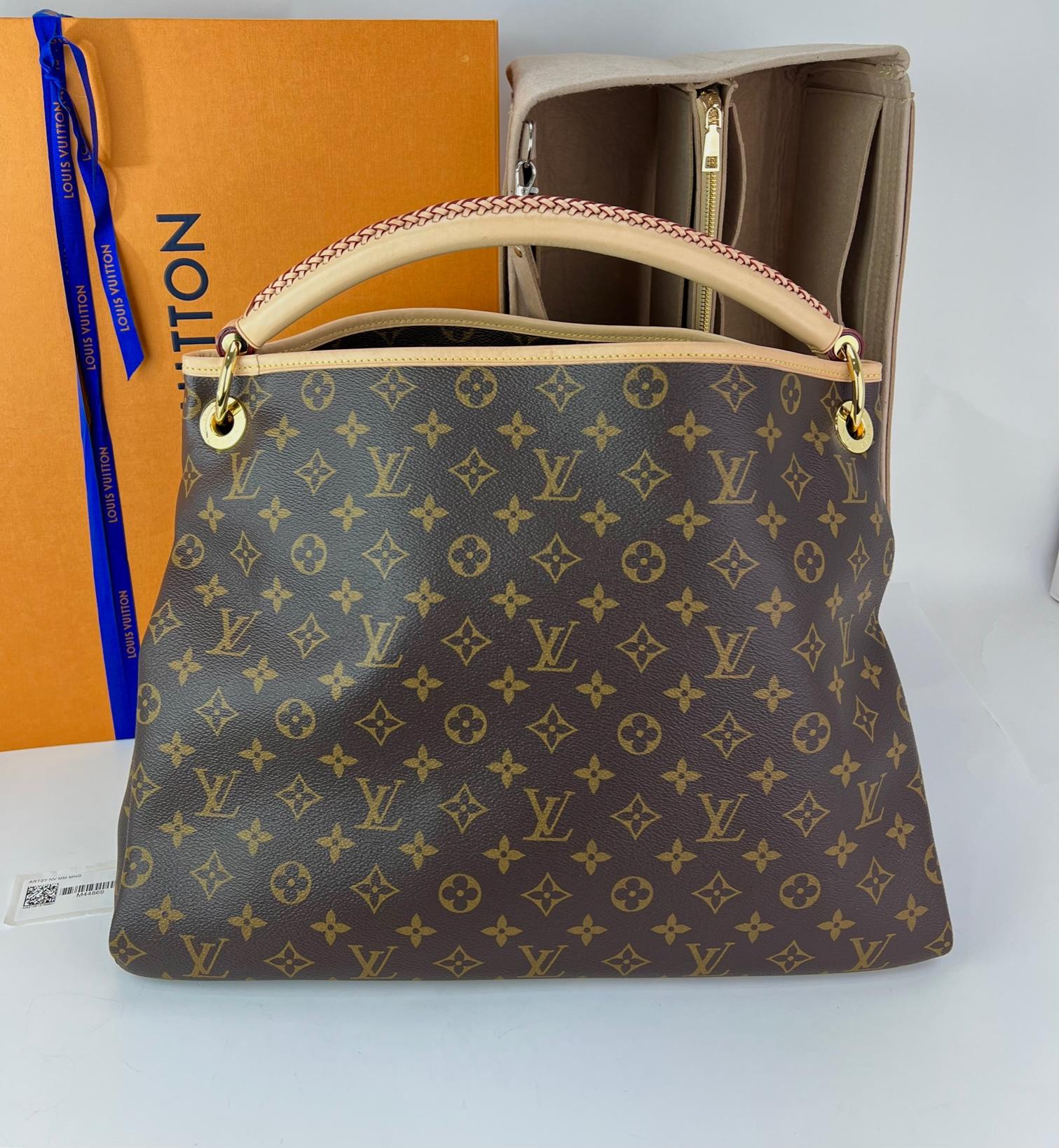 Louis Vuitton Artsy MM Canvas Monogram Hand Tote Bag  In Excellent Condition In Freehold, NJ