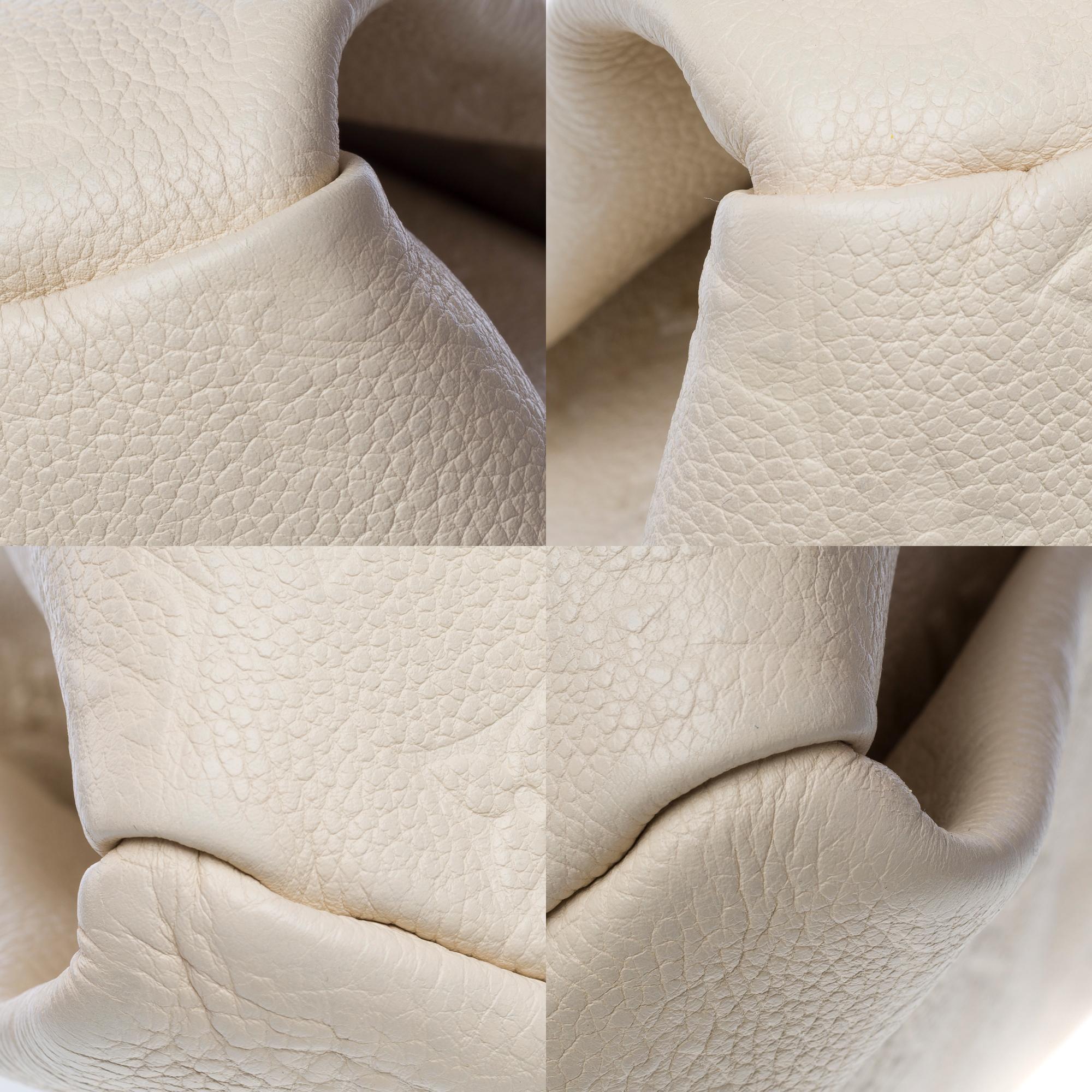 Louis Vuitton Artsy MM Hobo bag in White Monogram embossed calfskin leather, GHW For Sale 7