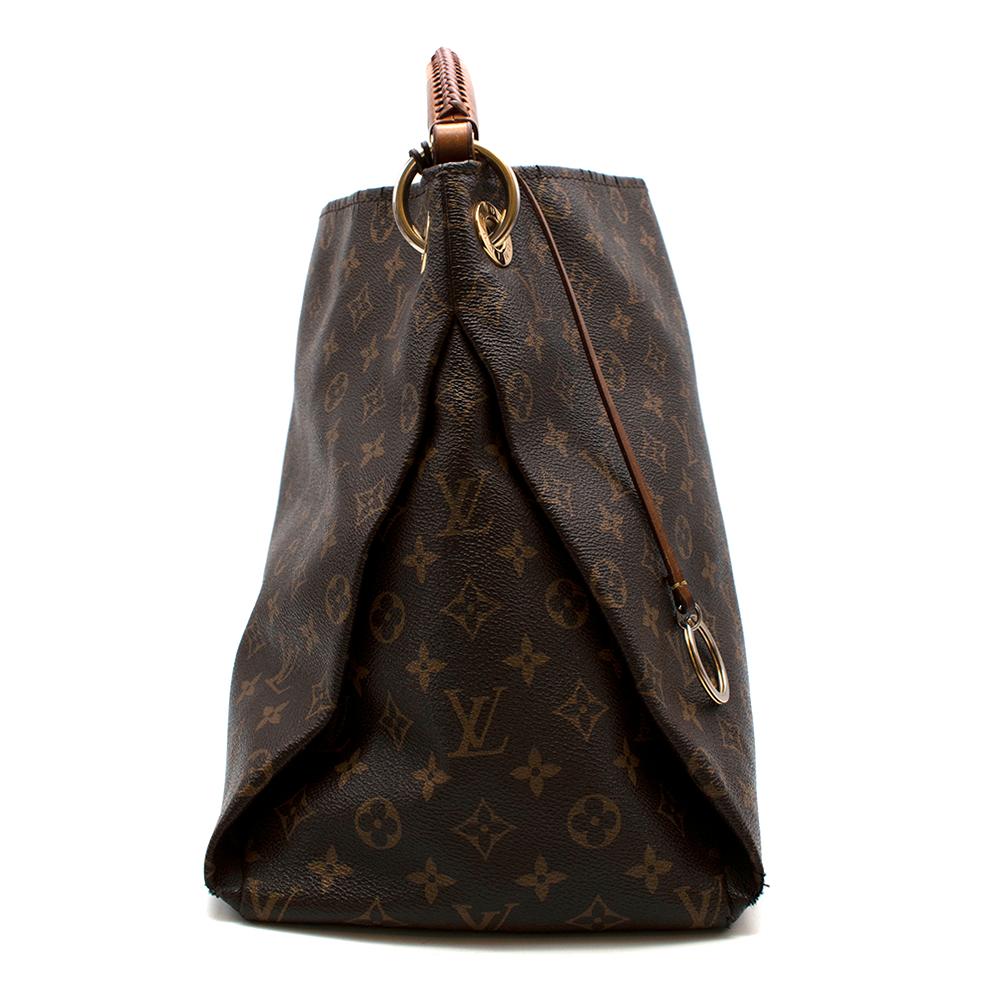 Louis Vuitton Artsy Monogram Bag

- Monogram print
- Large bag with a lot of space 
- Thick leather strap handel
- Gold hardware
- Suede beige lining
- Many different compartments inside with a zipped pocket 
- Protective gold feet
- Keyring chain