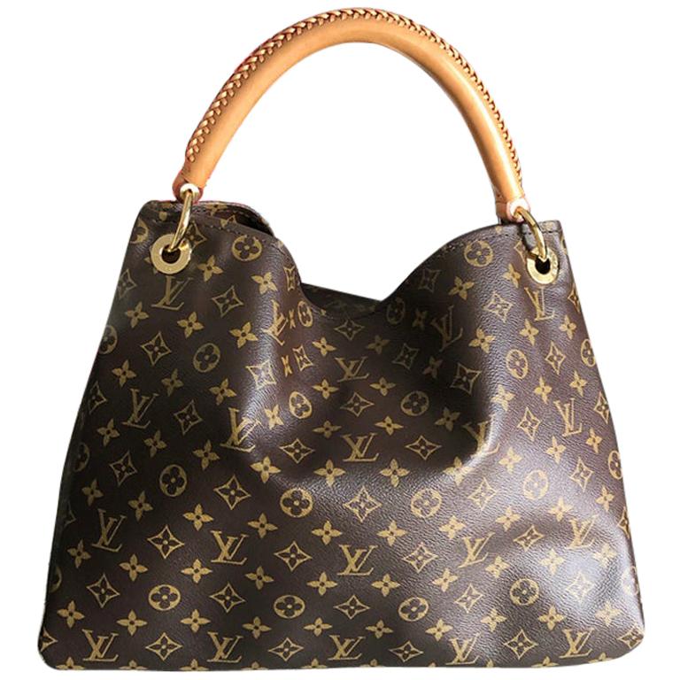 Louis Vuitton Artsy MM Monogram Tote Bag.  Classic roomy tote bag with rolled vachetta leather handle and keyring.  Date code SD2146 for production year 2016. Includes original purchase receipt from 2016, product paper, and duster.  Excellent strong