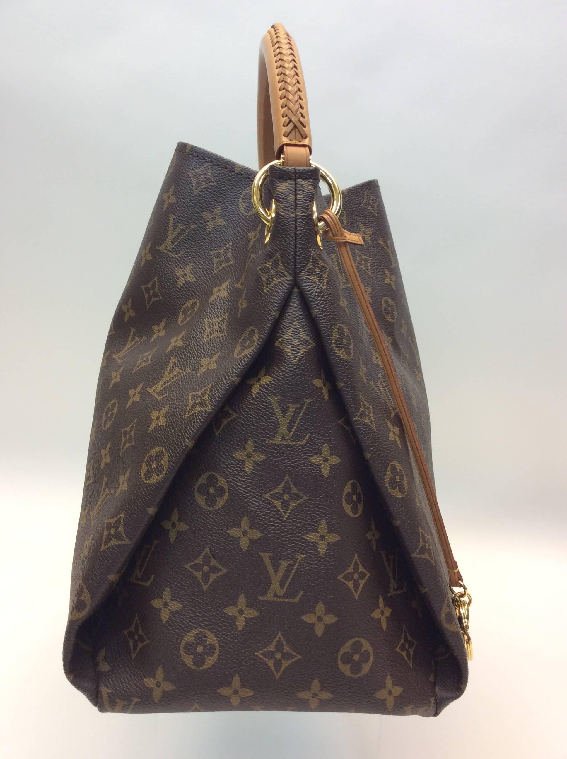 Louis Vuitton Artsy MM Tote
Monogram Print
Leather
16.5