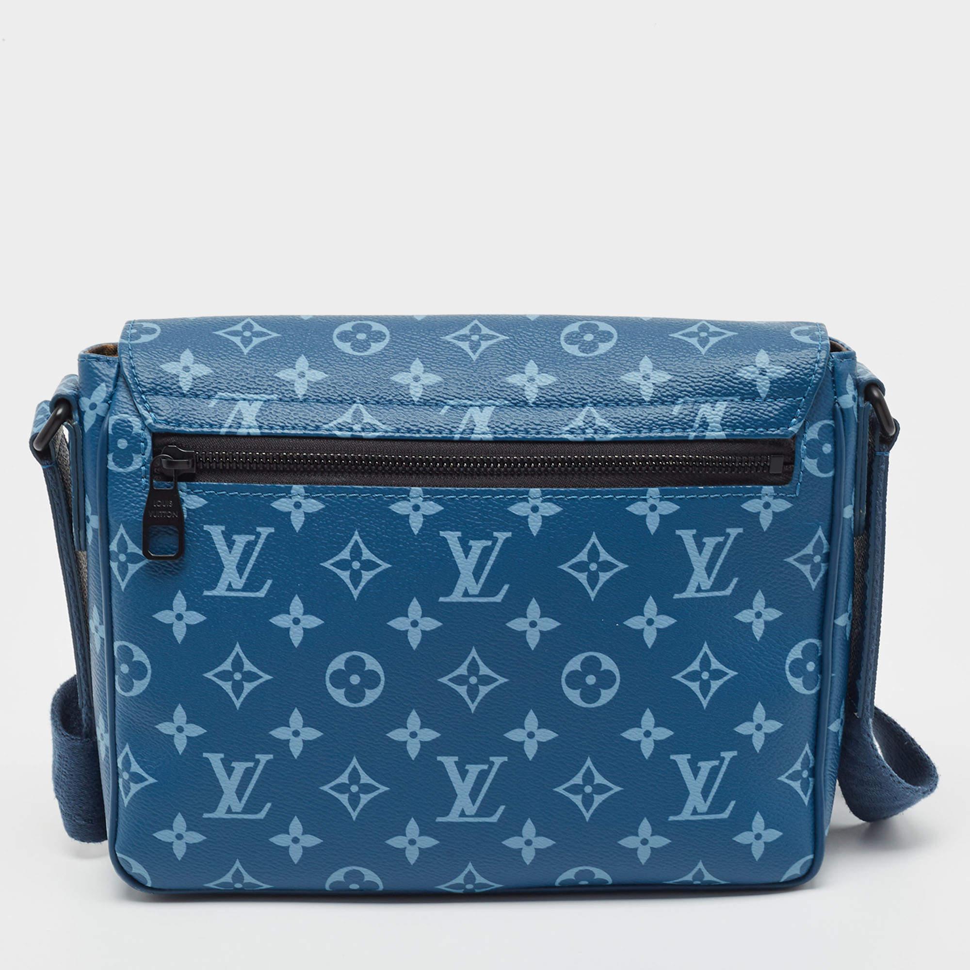 Louis Vuitton's creations are popular owing to their high style and functionality. This bag, like all the other handbags, is durable and stylish. Exuding a fine finish, the bag is designed to give a luxurious experience. The interior has enough