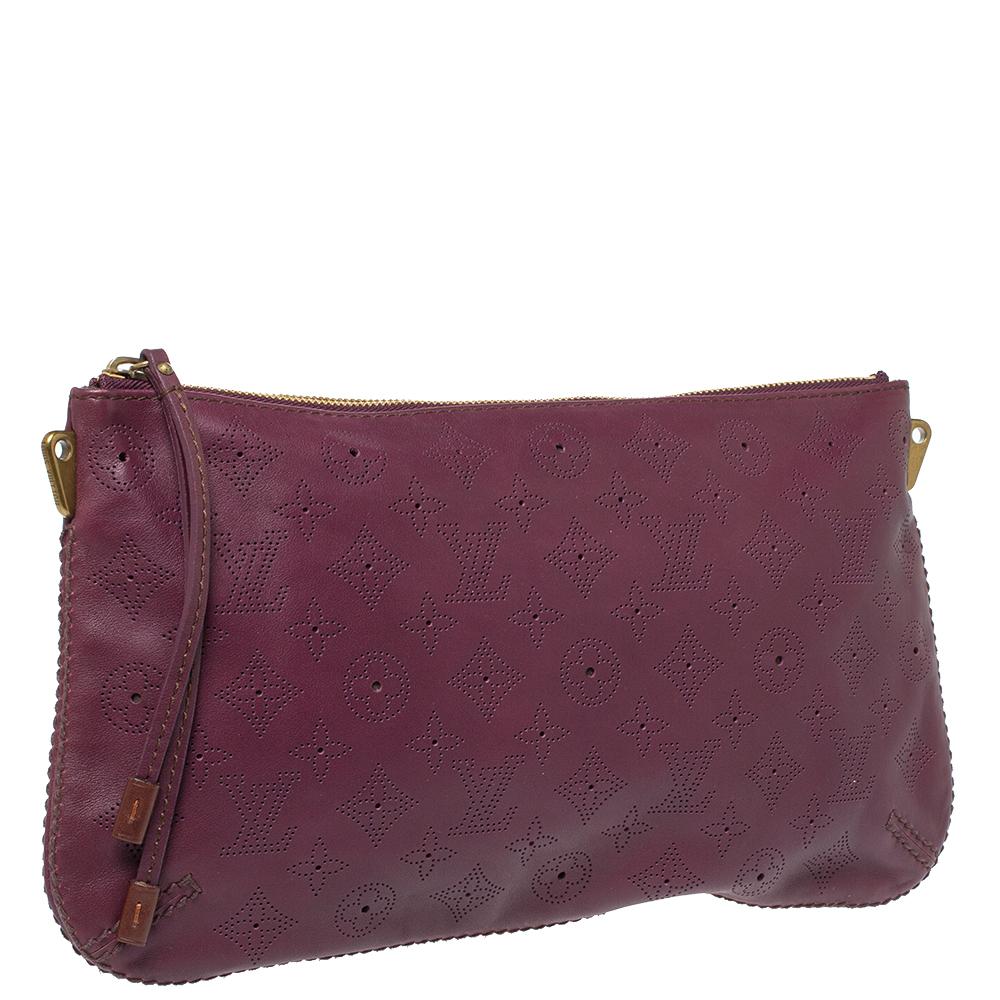 Louis Vuitton Aubergine Mahina Leather Onatah Pochette Bag In Good Condition In Dubai, Al Qouz 2