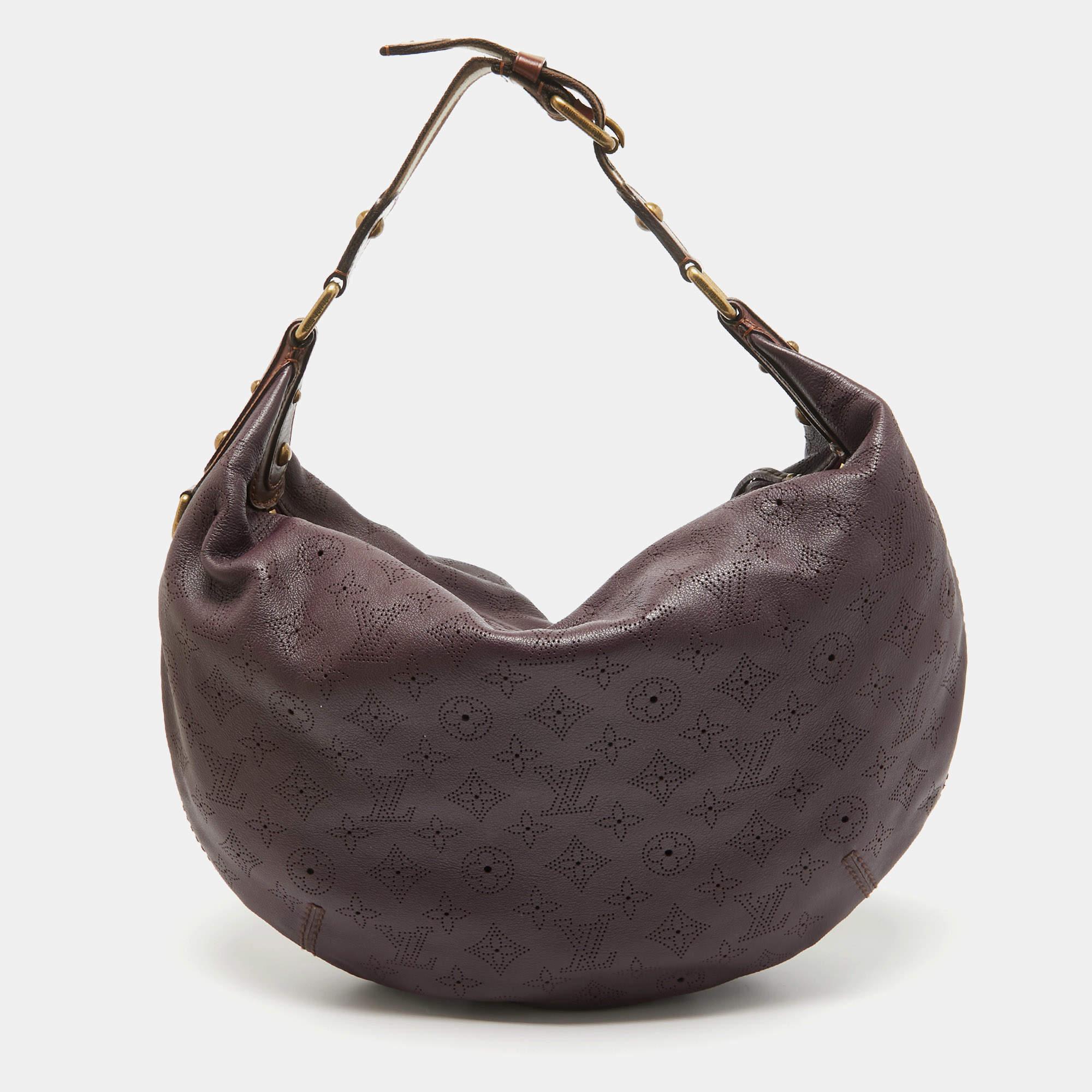 Louis Vuitton Aubergine Monogram Mahina Leather Onatah GM Bag In Good Condition For Sale In Dubai, Al Qouz 2