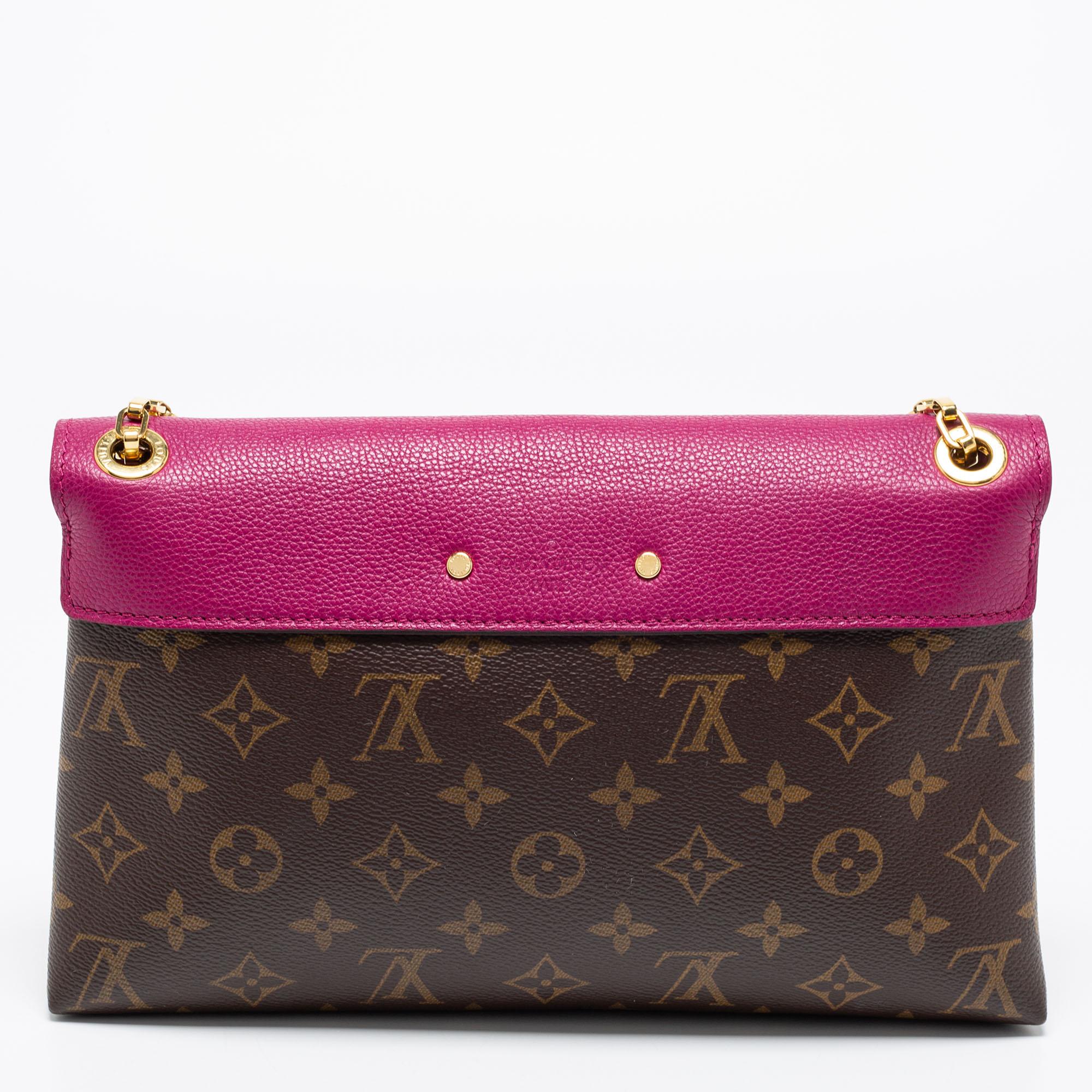 Accessorise like a pro with this chic and functional bag from Louis Vuitton. It is made from coated canvas and leather into a structured silhouette. The inside of the bag is lined with Alcantara, which has a smooth texture. It features a chain