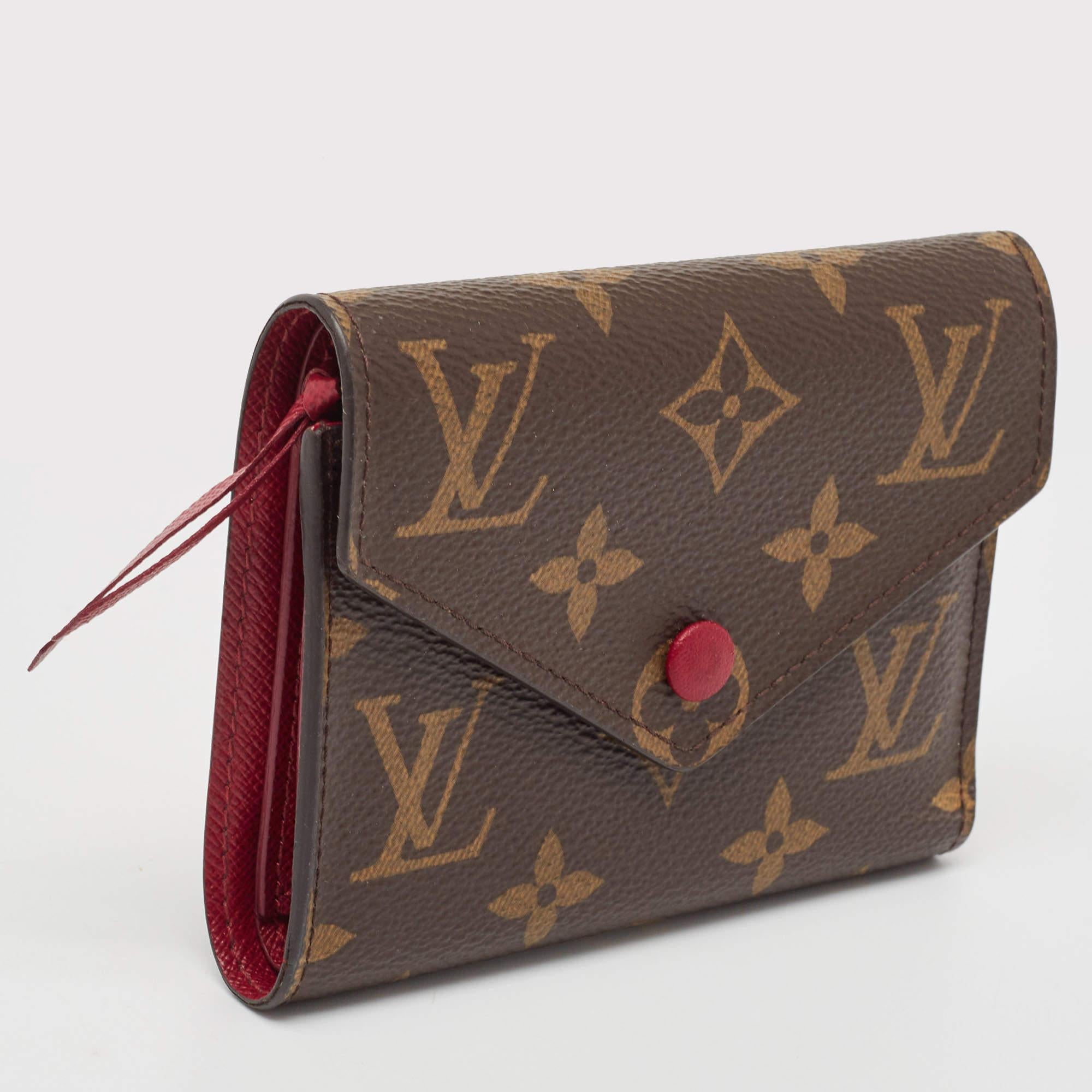 Diese schöne LV-Brieftasche für den täglichen Gebrauch ist perfekt, um sie alleine oder in Ihrer Tasche zu tragen, während Sie Besorgungen machen. Es ist ein langlebiges Zubehör.

