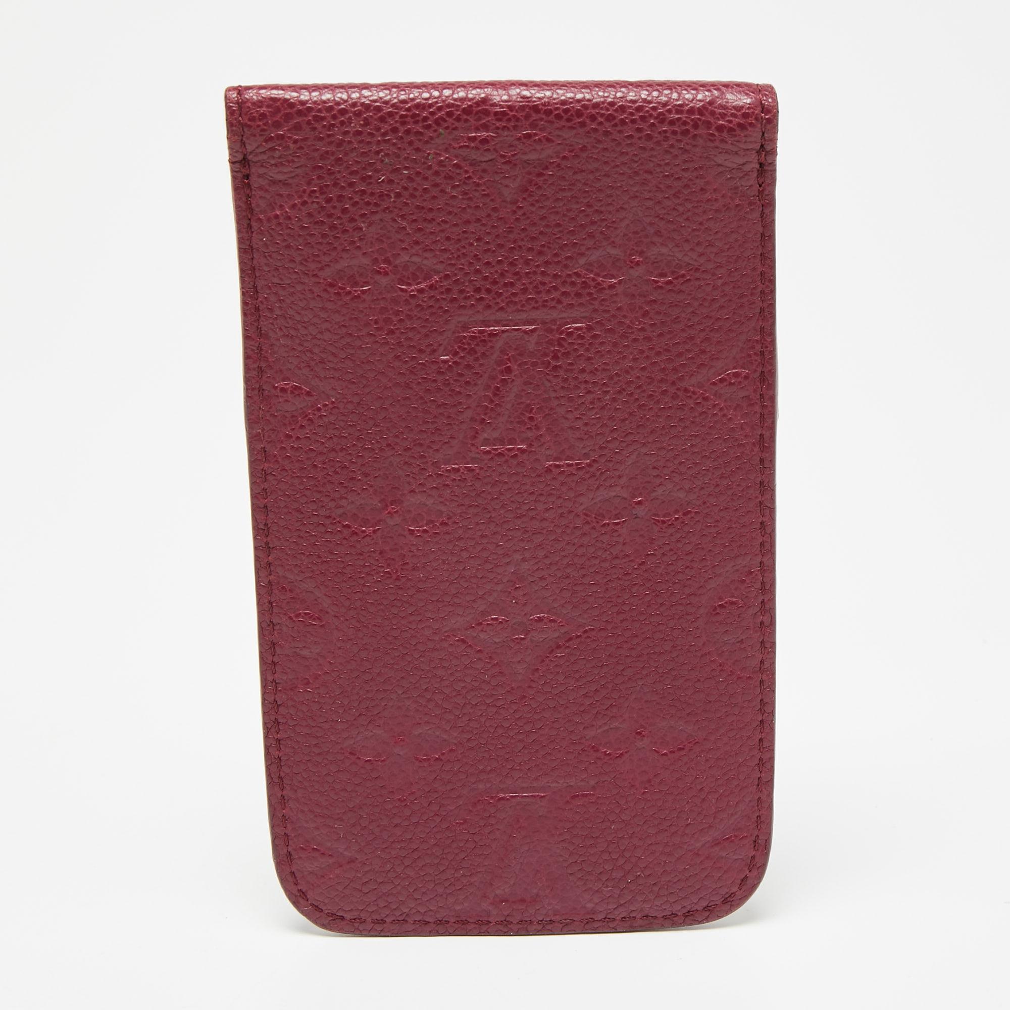 What's not to love about items that are both functional and worthy to be flaunted! This stunning Louis Vuitton case has been designed smartly to safeguard your phone from any bumps, scratches, and dust. Made from Monogram Empreinte leather, the case