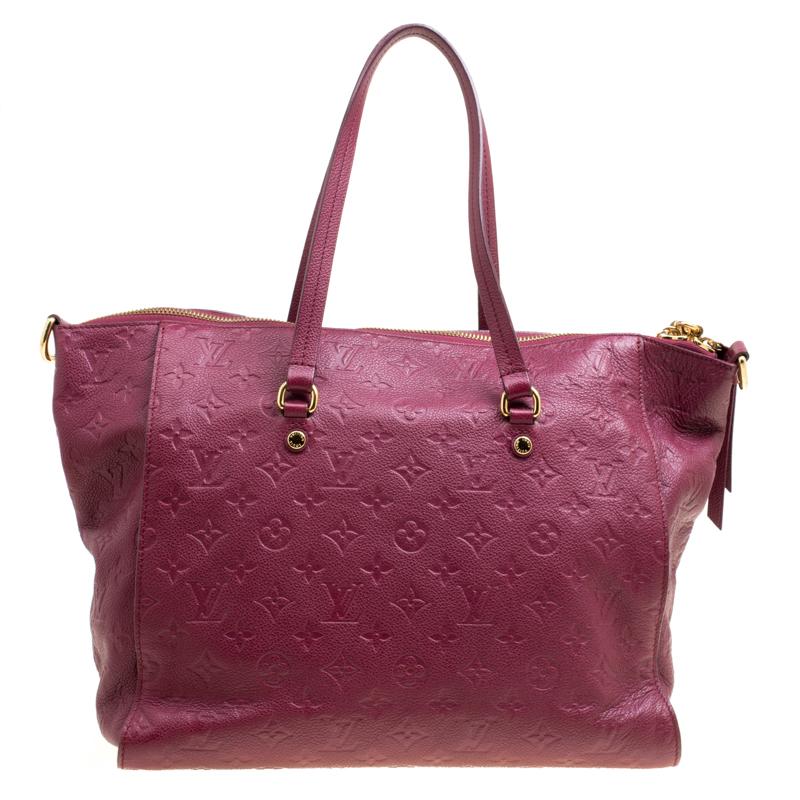 Louis Vuitton's handbags are popular owing to their high style and functionality. This Lumineuse PM bag, like all the other handbags, is durable and stylish. Crafted from Monogram Empreinte leather, the bag comes with two flat top handles, a front