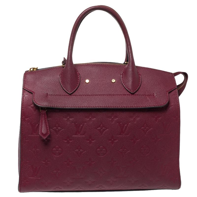 Designed to delight and to assist, this Pont Neuf MM by Louis Vuitton is a bag worth the buy! Crafted from Monogram Empreinte leather, this bag features a zip top that reveals a fabric-lined interior, spacious enough to carry all your essentials.