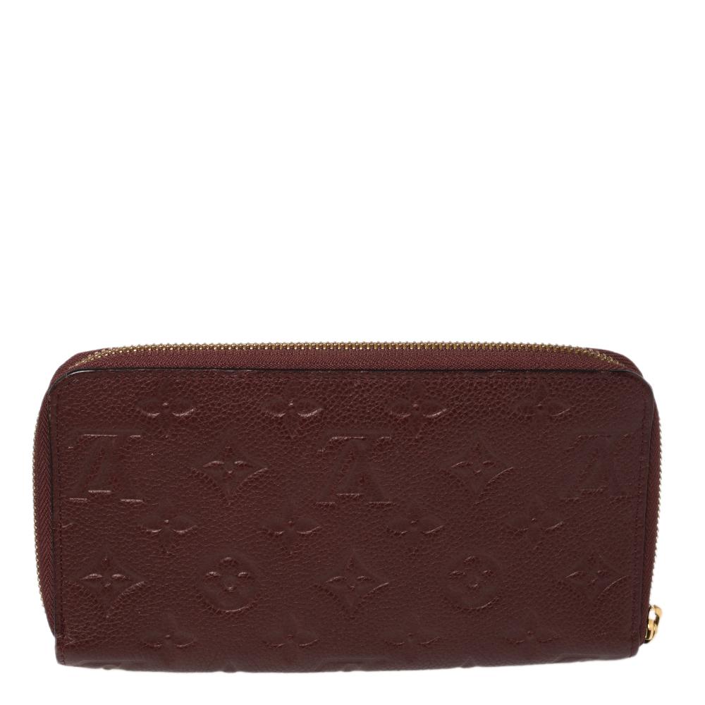 This gorgeous Louis Vuitton wallet is a stylish way to organize your monetary essentials in a compact way. It features a wrap-around zip fastening with card slots, compartments, and a zip pocket. Made from the highest quality monogram Empreinte