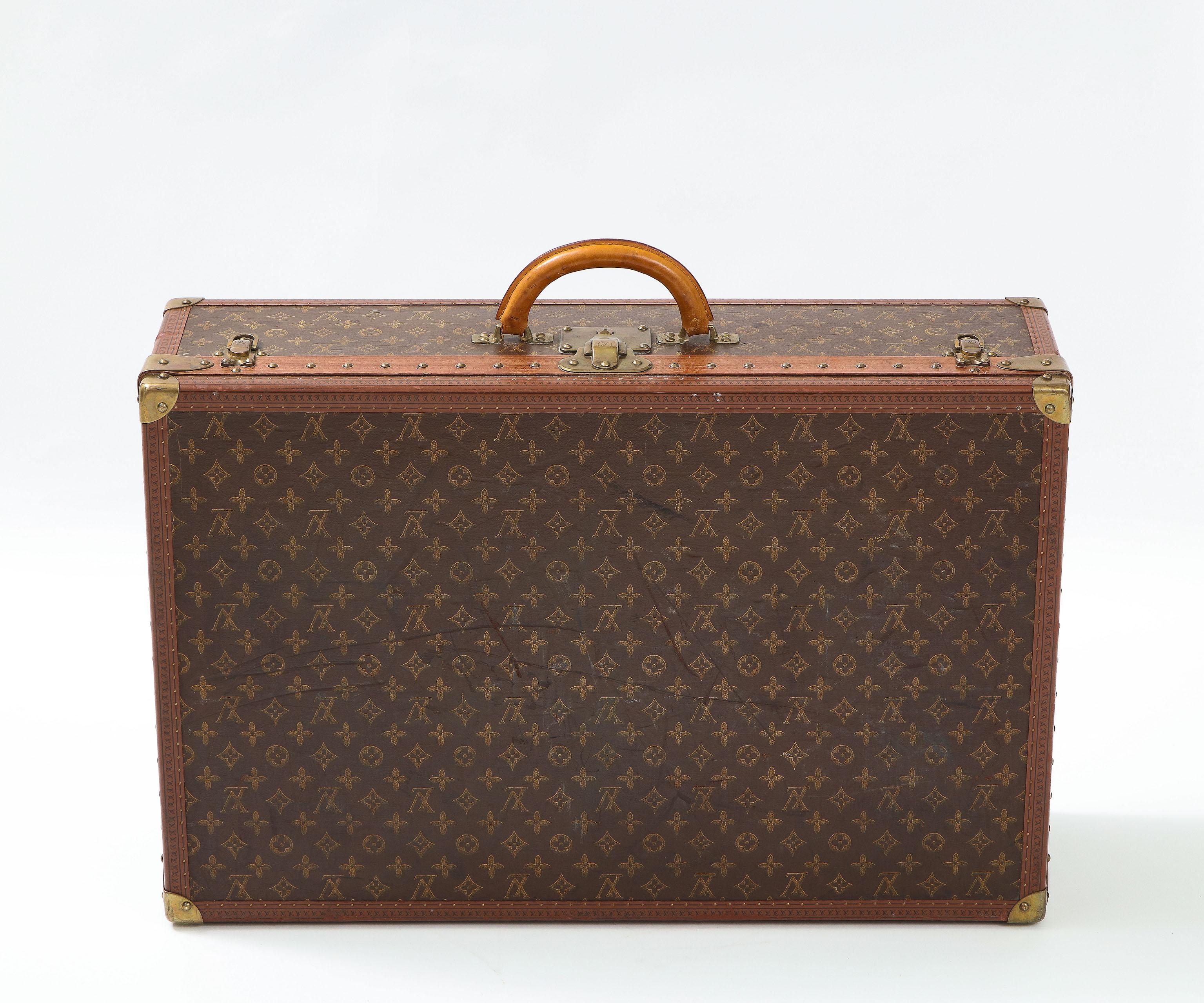 Rigid suitcase in monogram canvas, lozinated edges, corners and closure in brass. Bought from Saks Fifth Ave New-York.