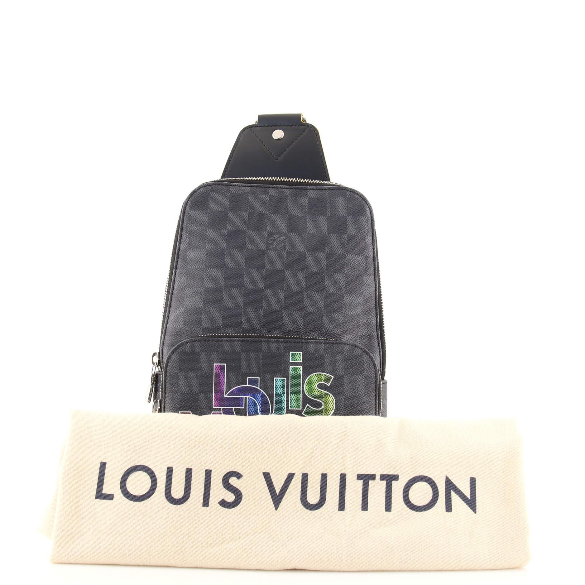 Condit : Bon. Forte odeur à l'intérieur. Légère usure sur les garnitures en cuir et à l'intérieur, usure et boulochage de la sangle, éraflures sur la quincaillerie.
Accessoires : Sac à poussière
Mesures : Hauteur 12